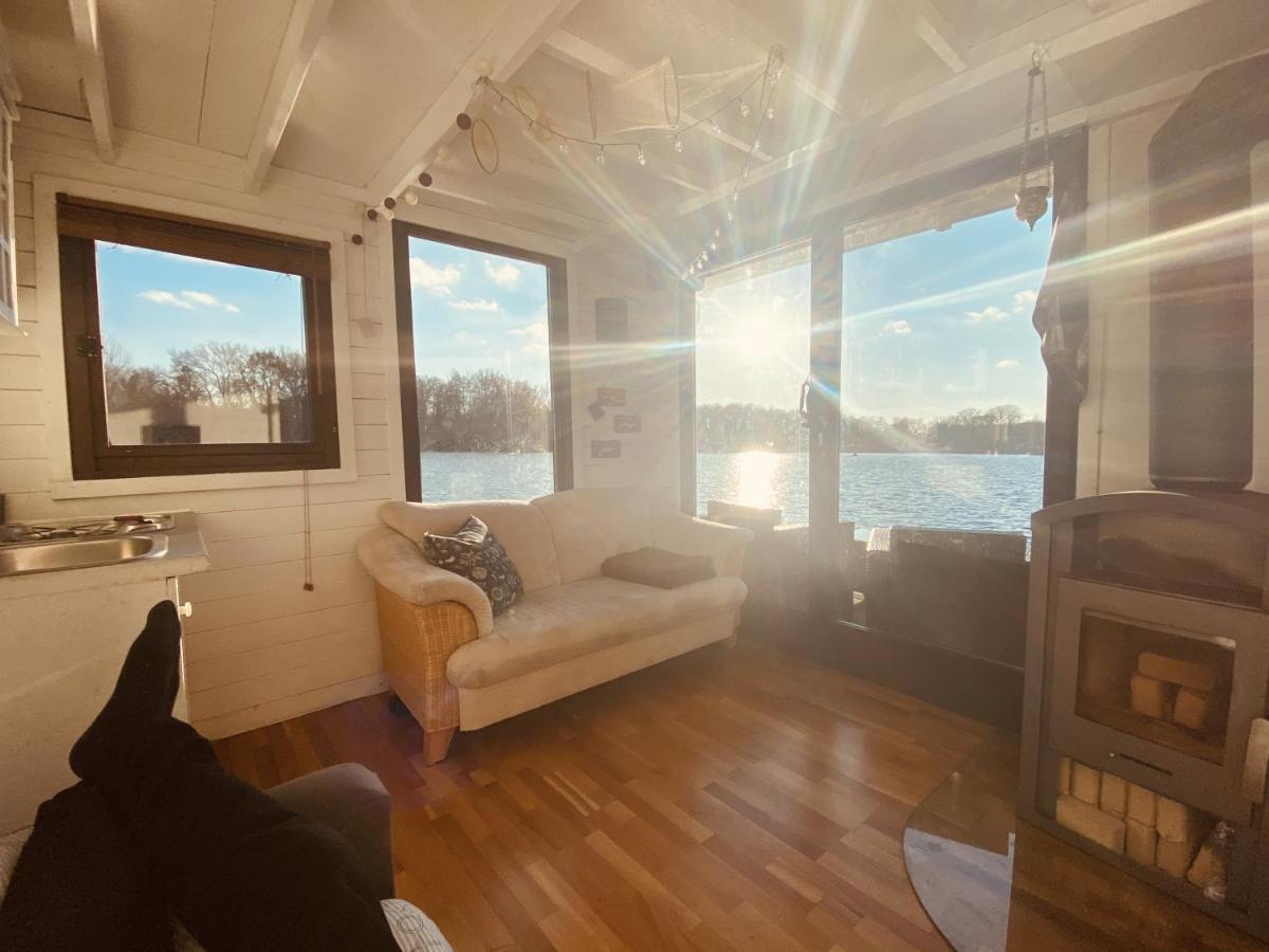 Gemuetliches Hausboot Mit Kamin In Botel Berlin