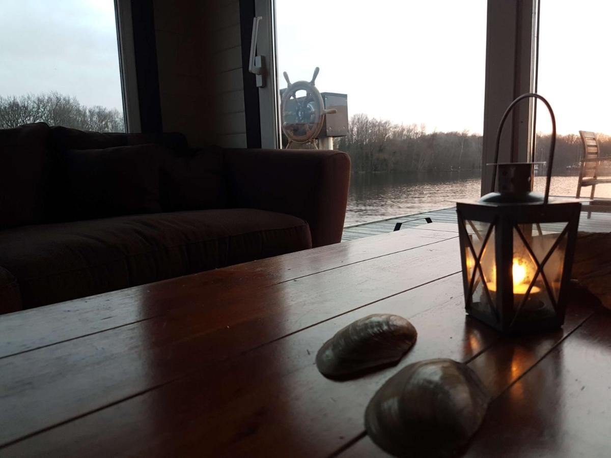 Saunainsel - Hausboot Mit Schwimmender Sauna, Hottub Und Tretboot In Berlin