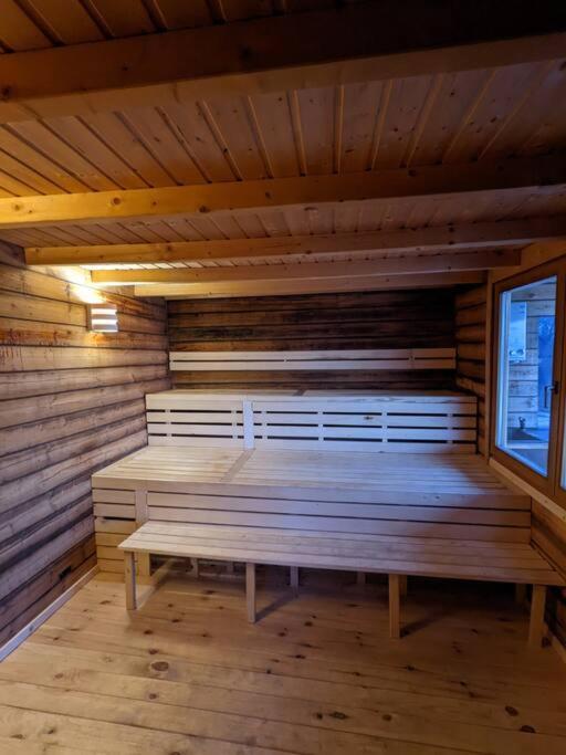 Botel Saunainsel - Hausboot Mit Schwimmender Sauna, Hottub Und Tretboot In