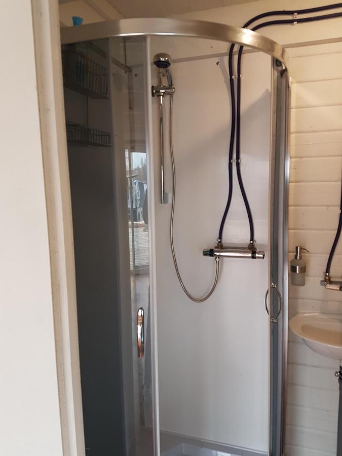 Saunainsel - Hausboot Mit Schwimmender Sauna, Hottub Und Tretboot In Botel