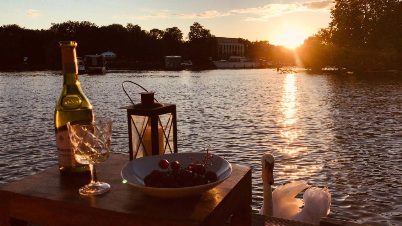 Botel Gemuetliches Hausboot Mit Kamin In *