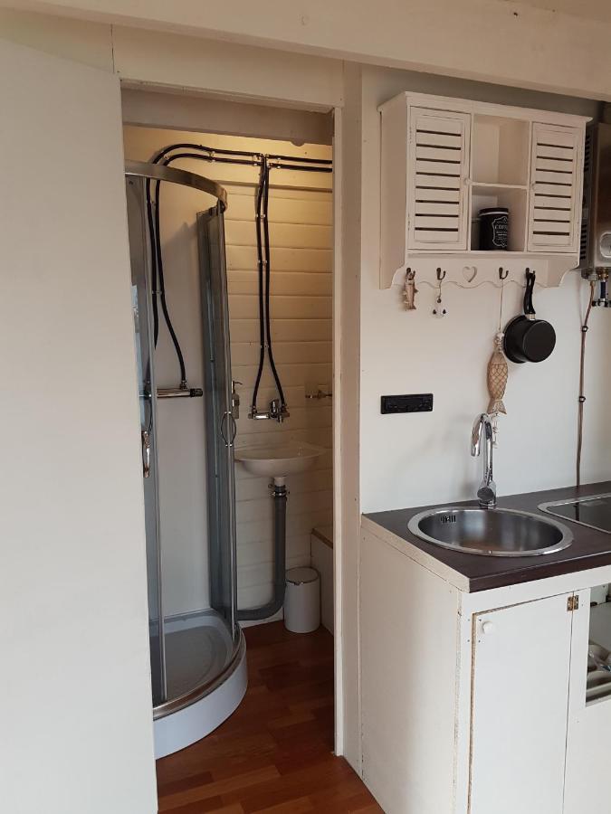 Saunainsel - Hausboot Mit Schwimmender Sauna, Hottub Und Tretboot In * Berlin