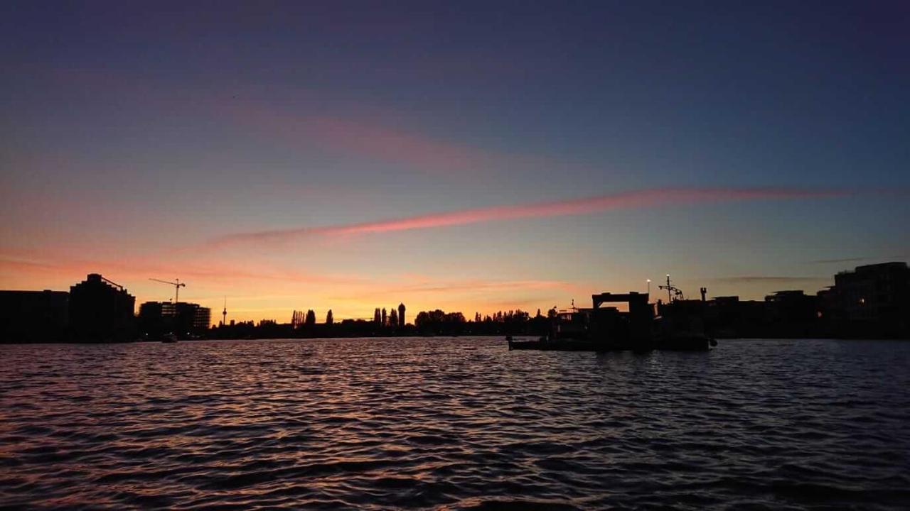 Saunainsel - Hausboot Mit Schwimmender Sauna, Hottub Und Tretboot In Botel Berlin