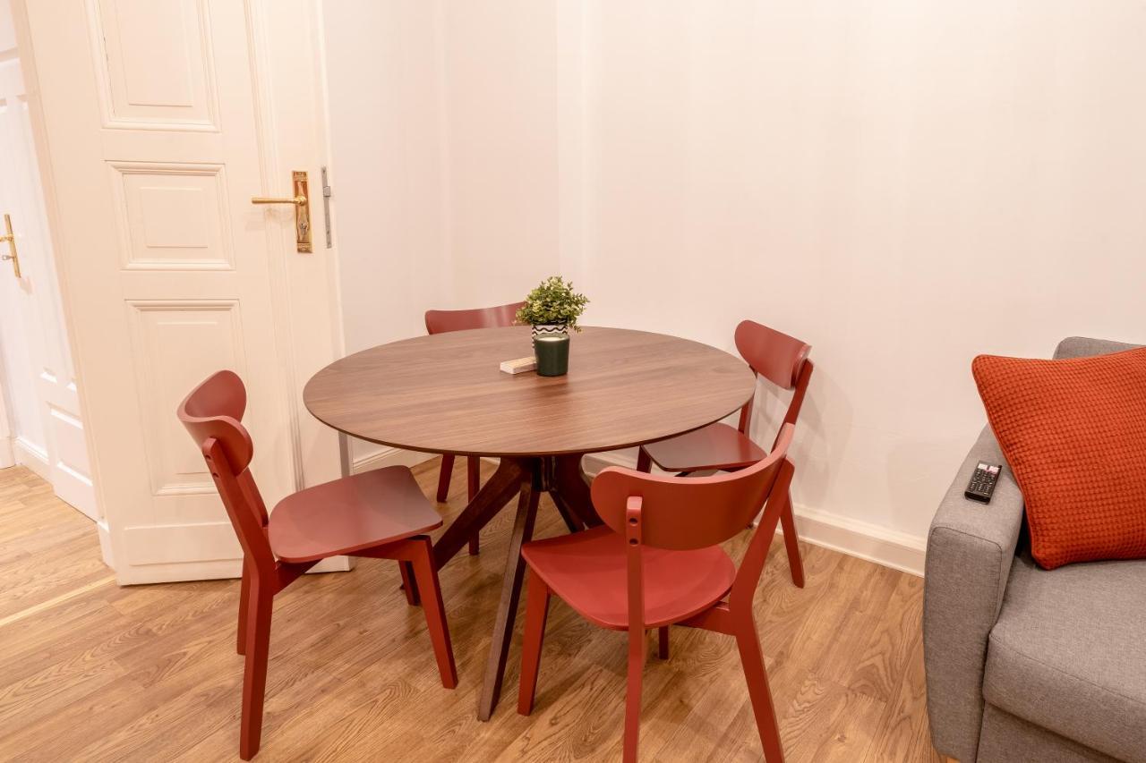 Stylische Altbauwohnung Zentral In Kreuzberger Kiezlage *