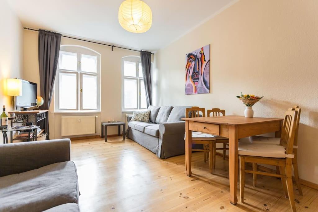 Zentrale Altbauwohnung Im Helmholtzkiez