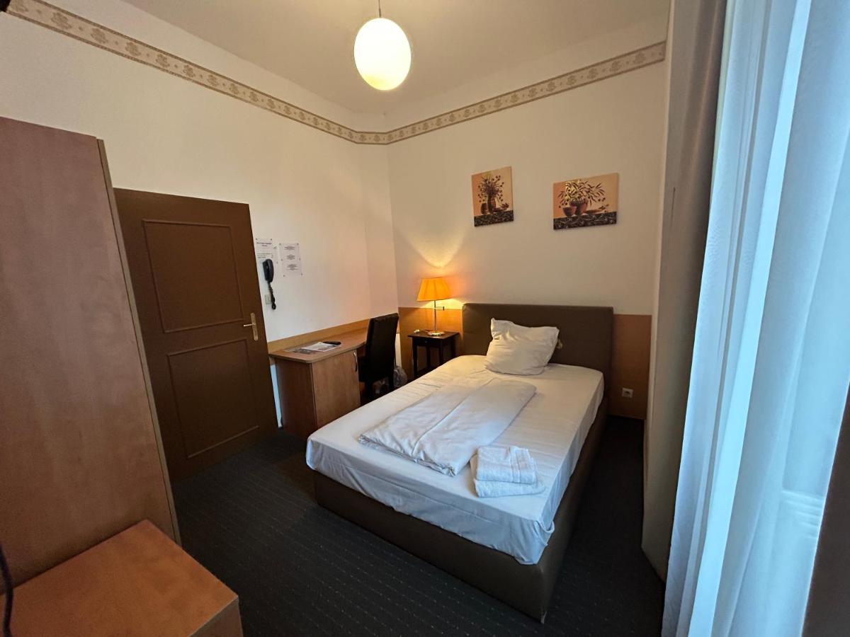 Adam Hotel