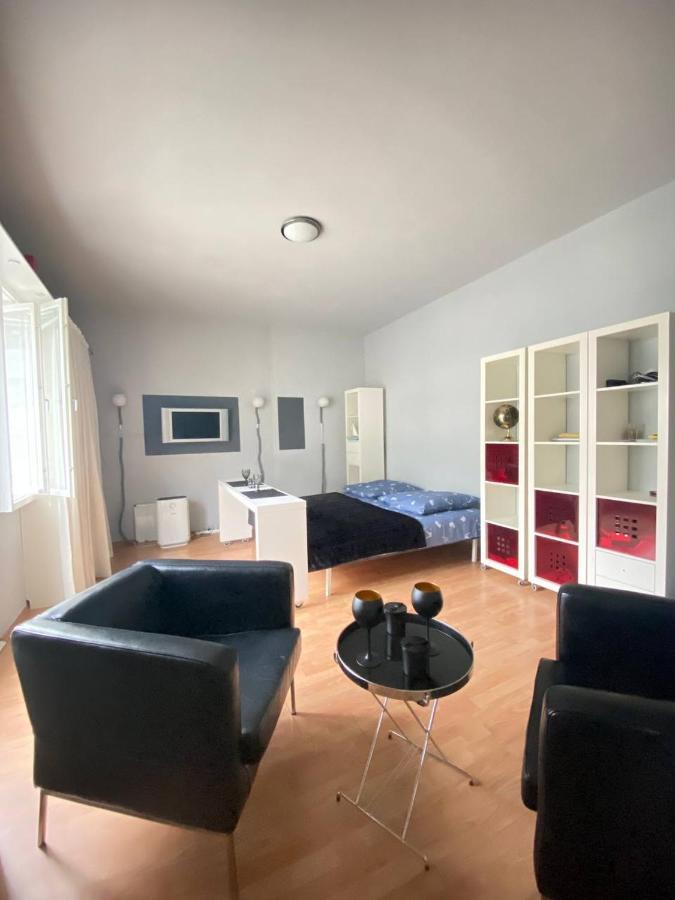 Cozy Modern With Small Balcony In The Heart Of * Berlin