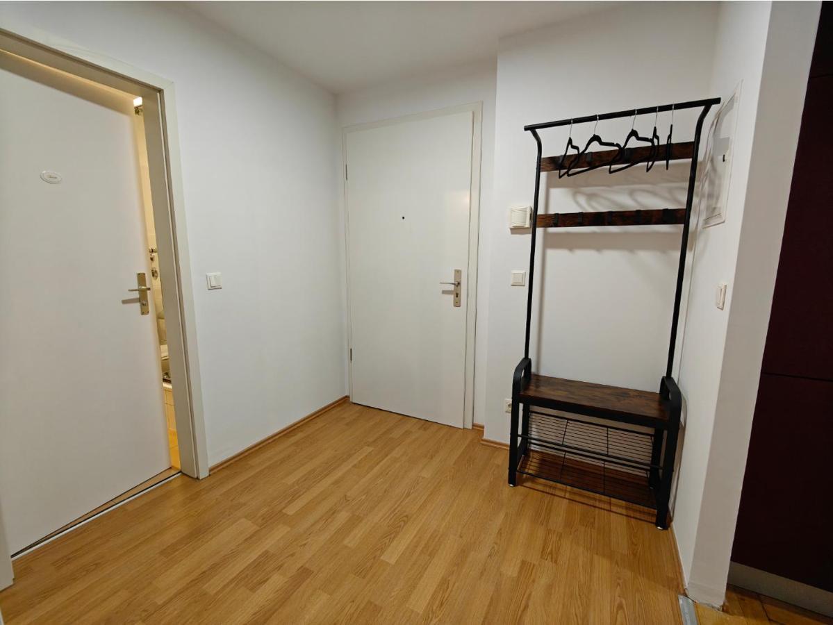 2br Apartment, Parking, Wi-fi, Tv In Karow * Berlin