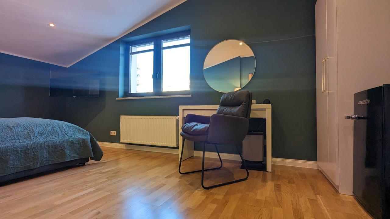 3 Rooms - Zimmervermietung Naehe Flughafen Ber - Gratis Wlan, Parken & Netflix Homestay *