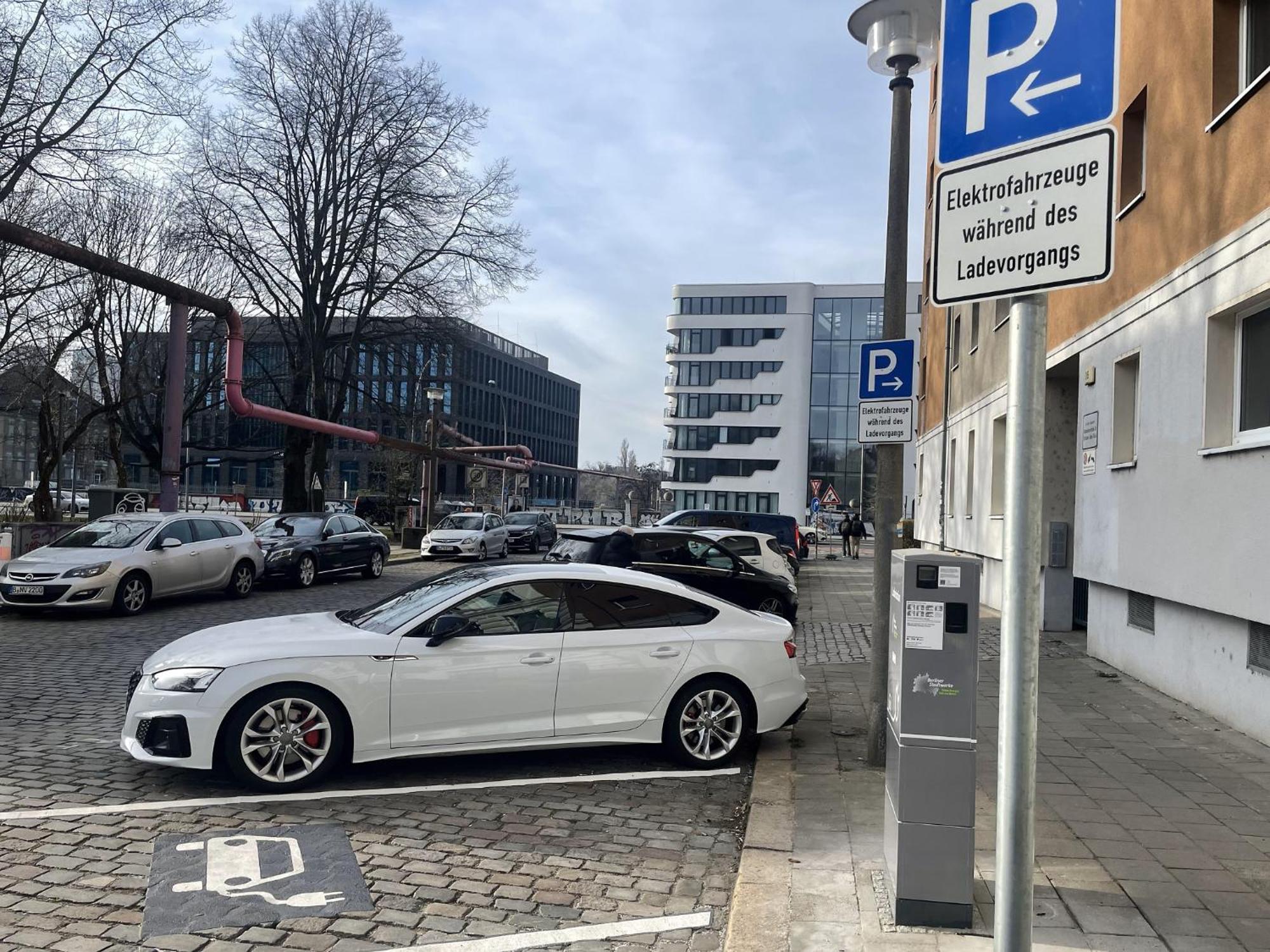 2 Neben Warschauer Platz Und Spree