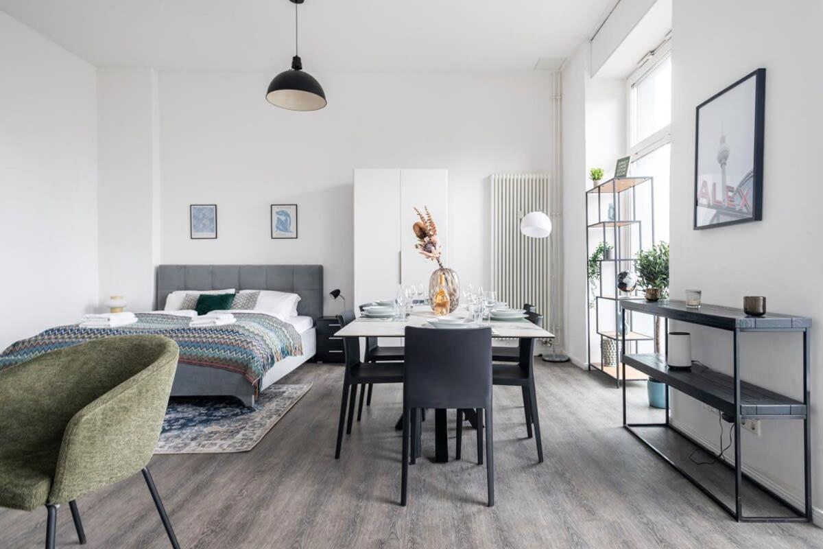 Apartamento Homely - Spacious, Modern, S-bahn Nearby , Groups & Families Berlim