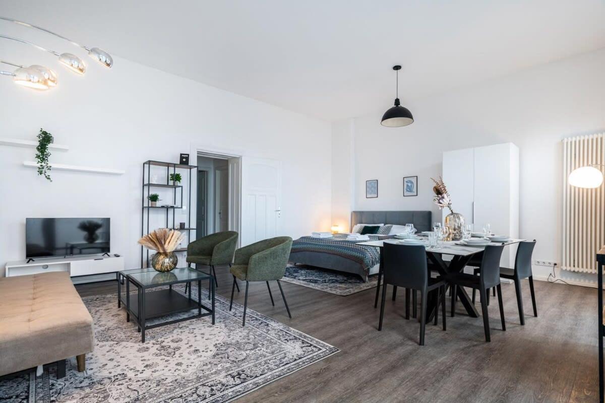Homely - Spacious, Modern, S-bahn Nearby , Groups & Families * Berlim