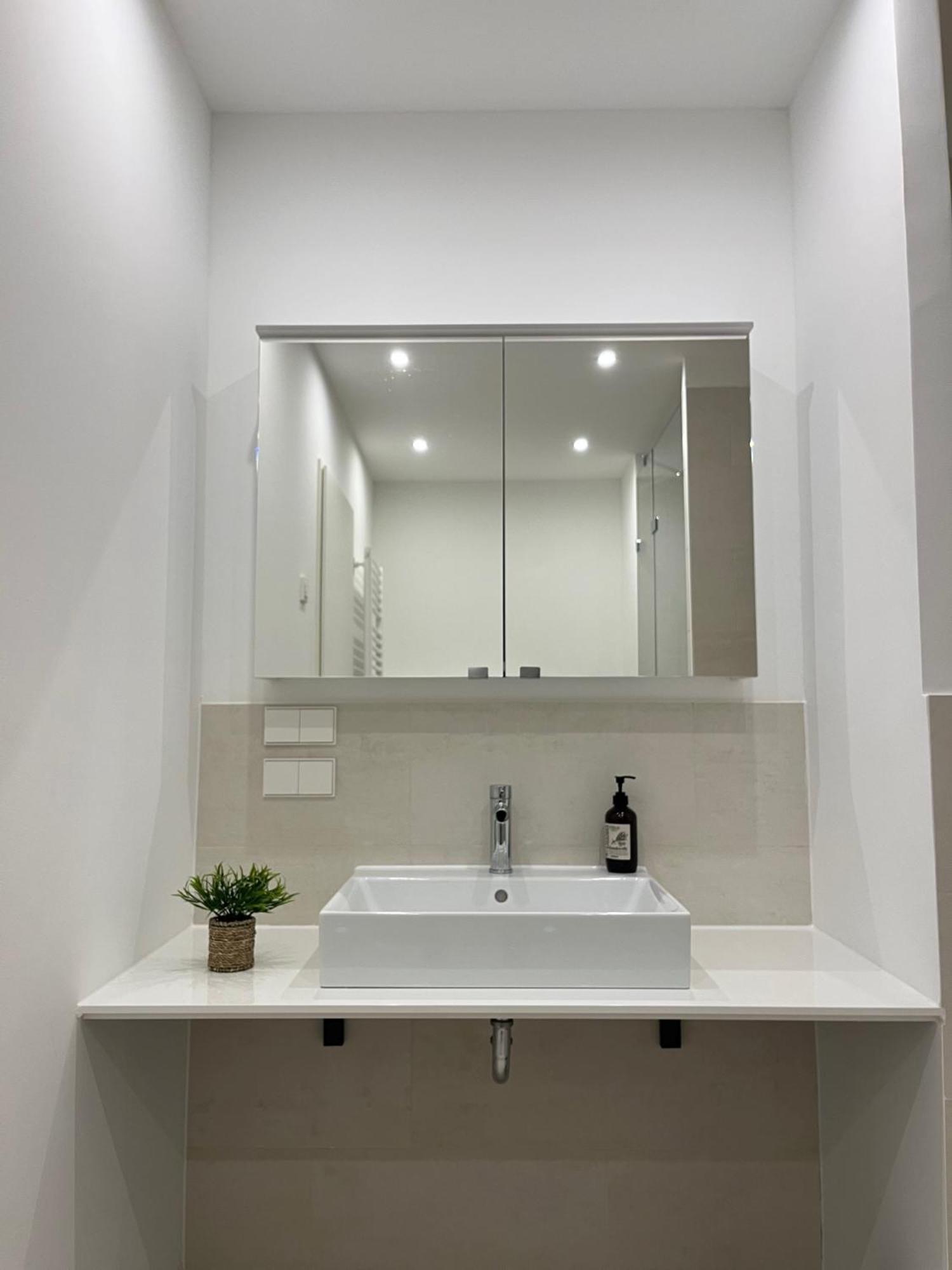 Privatunterkunft Mitte: Modern Bedroom / Ensuite Bath Berlin