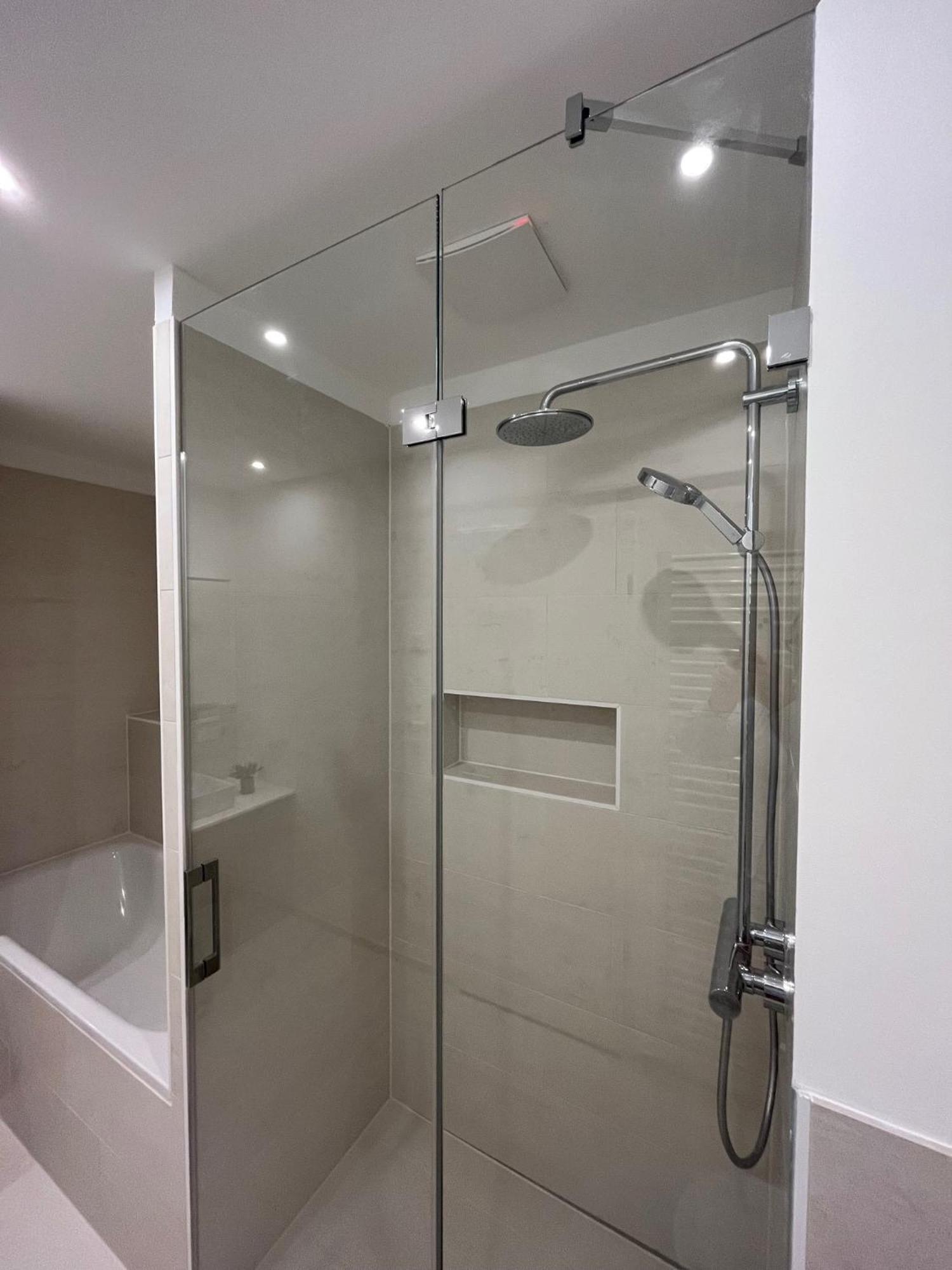 Mitte: Modern Bedroom / Ensuite Bath Privatunterkunft