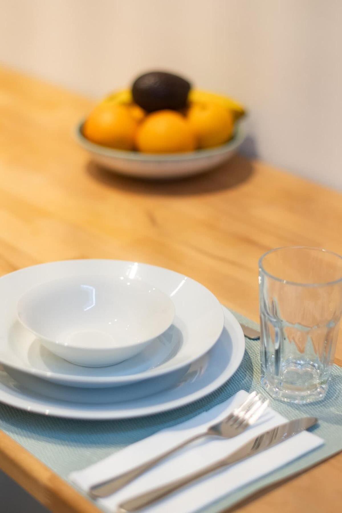 Apartamento Homely - Spacious, Modern, S-bahn Nearby , Groups & Families Berlim