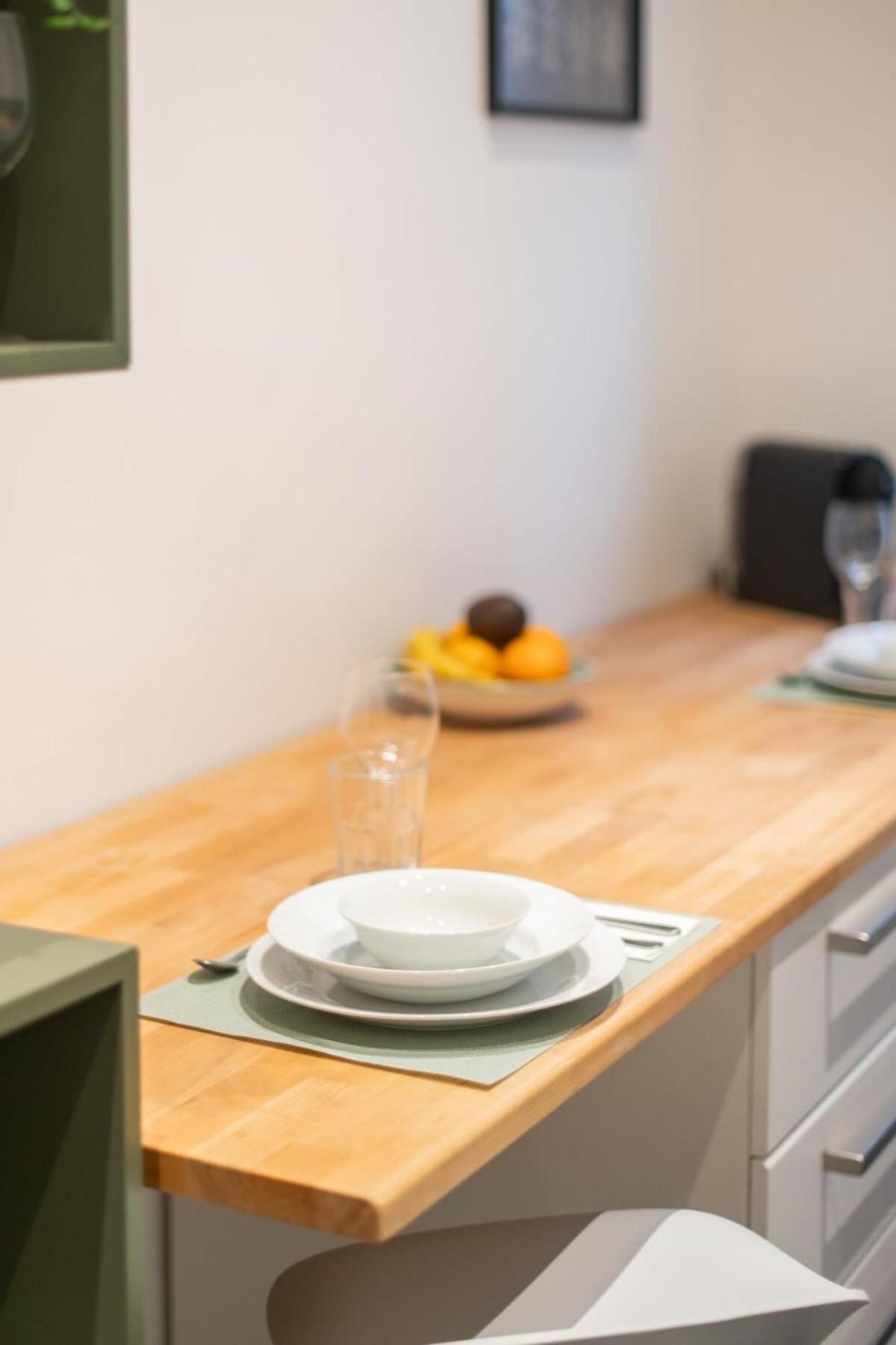 Homely - Spacious, Modern, S-bahn Nearby , Groups & Families Apartamento