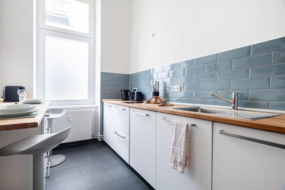 Apartamento Homely - Spacious, Modern, S-bahn Nearby , Groups & Families Berlim