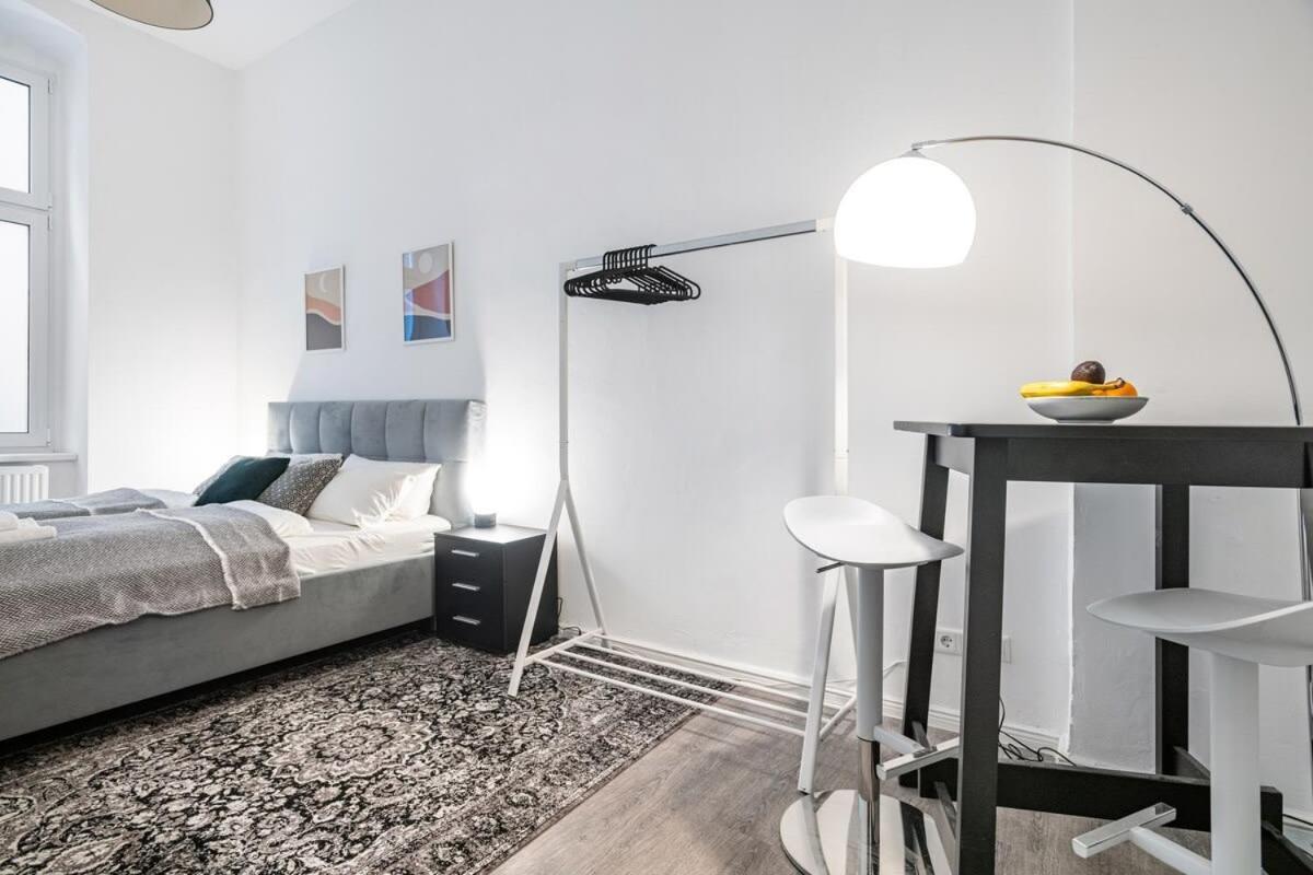 Apartamento Homely - Spacious, Modern, S-bahn Nearby , Groups & Families Berlim