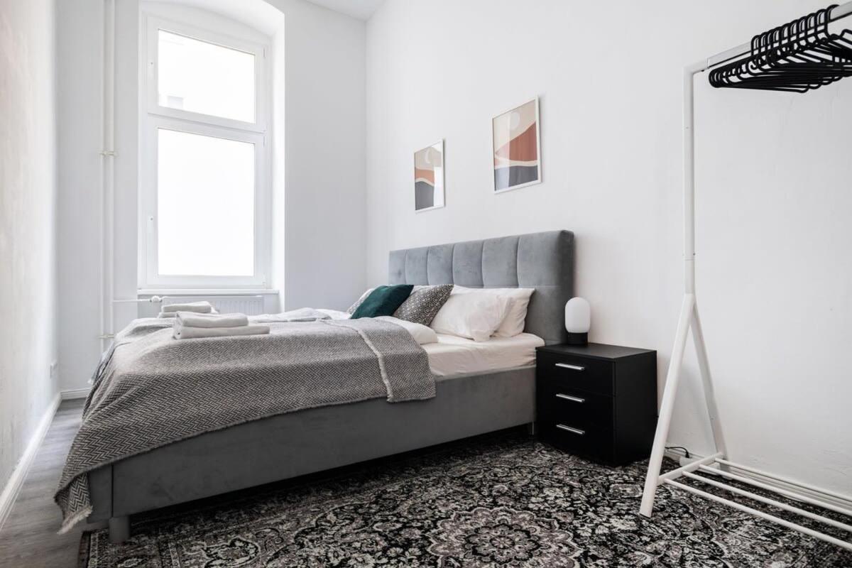 Homely - Spacious, Modern, S-bahn Nearby , Groups & Families * Berlim