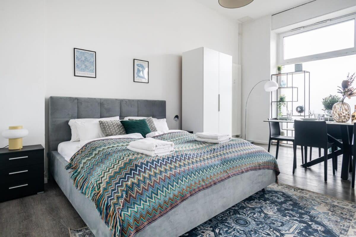 Homely - Spacious, Modern, S-bahn Nearby , Groups & Families Berlim