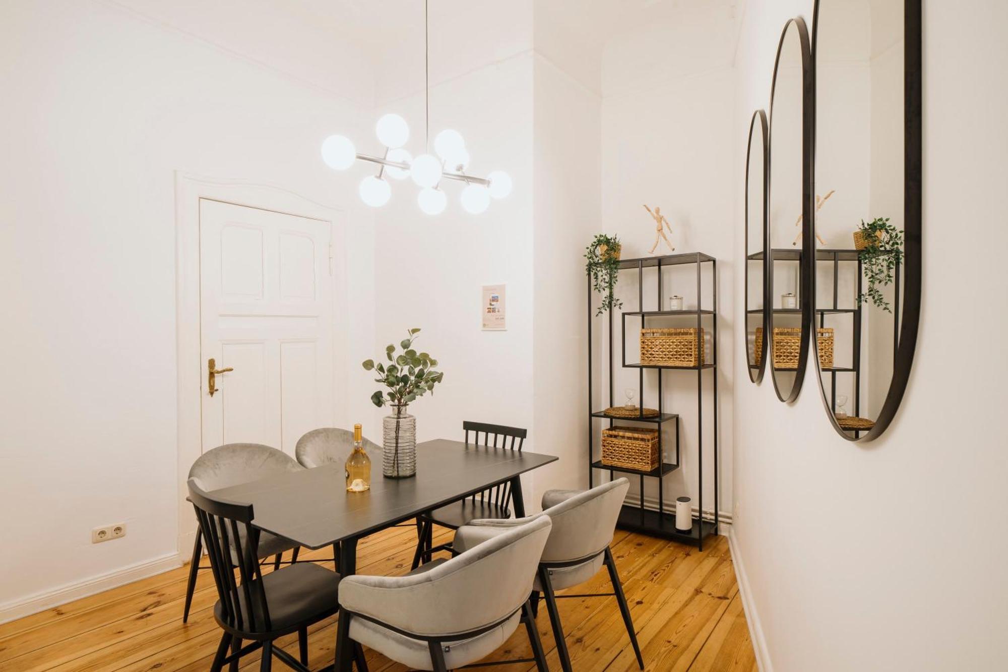 Homely - Luxurious, Spacious, Near Victory Column, River Apartment