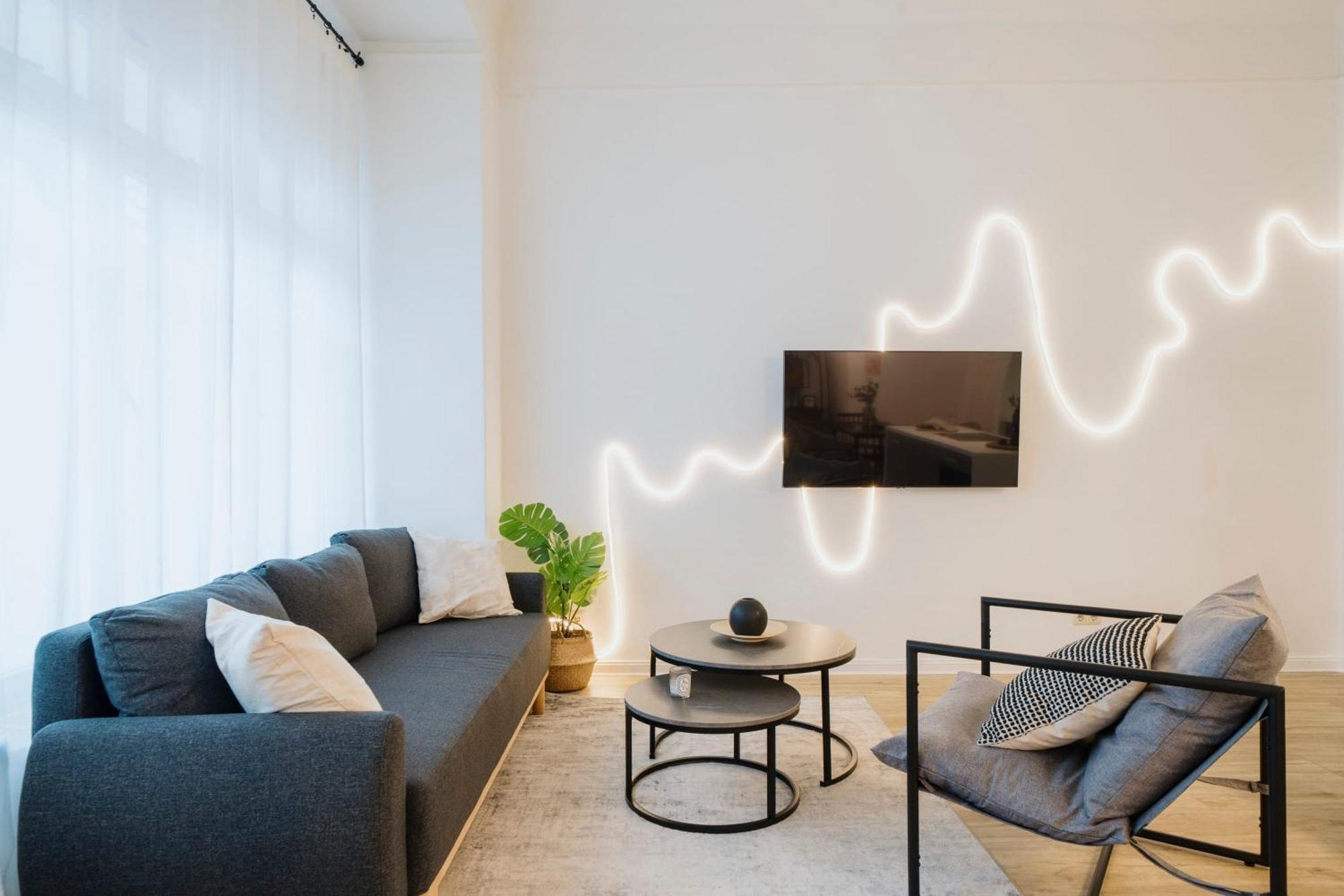 Homely - Luxurious, Spacious, Near Victory Column, River