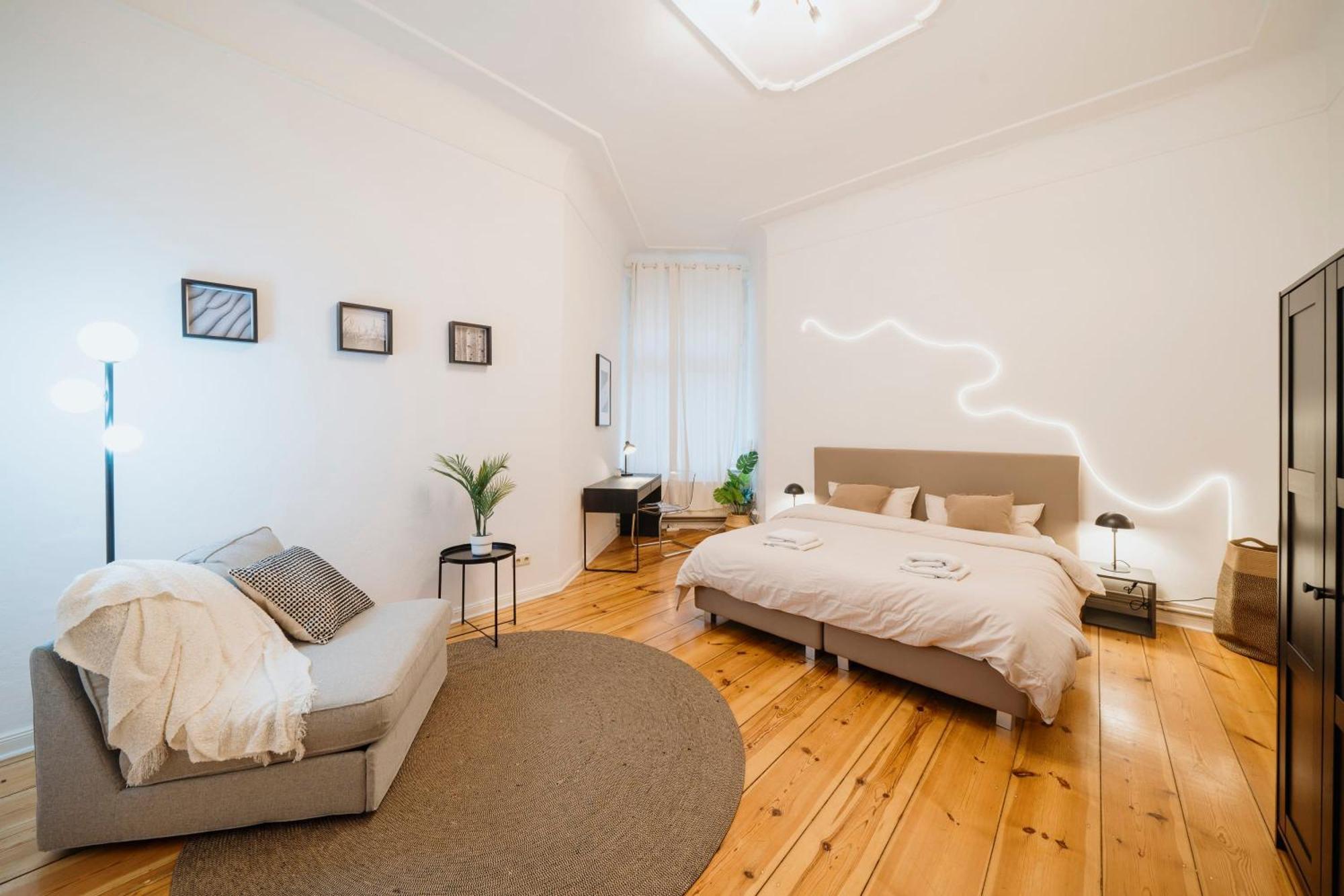 Homely - Luxurious, Spacious, Near Victory Column, River