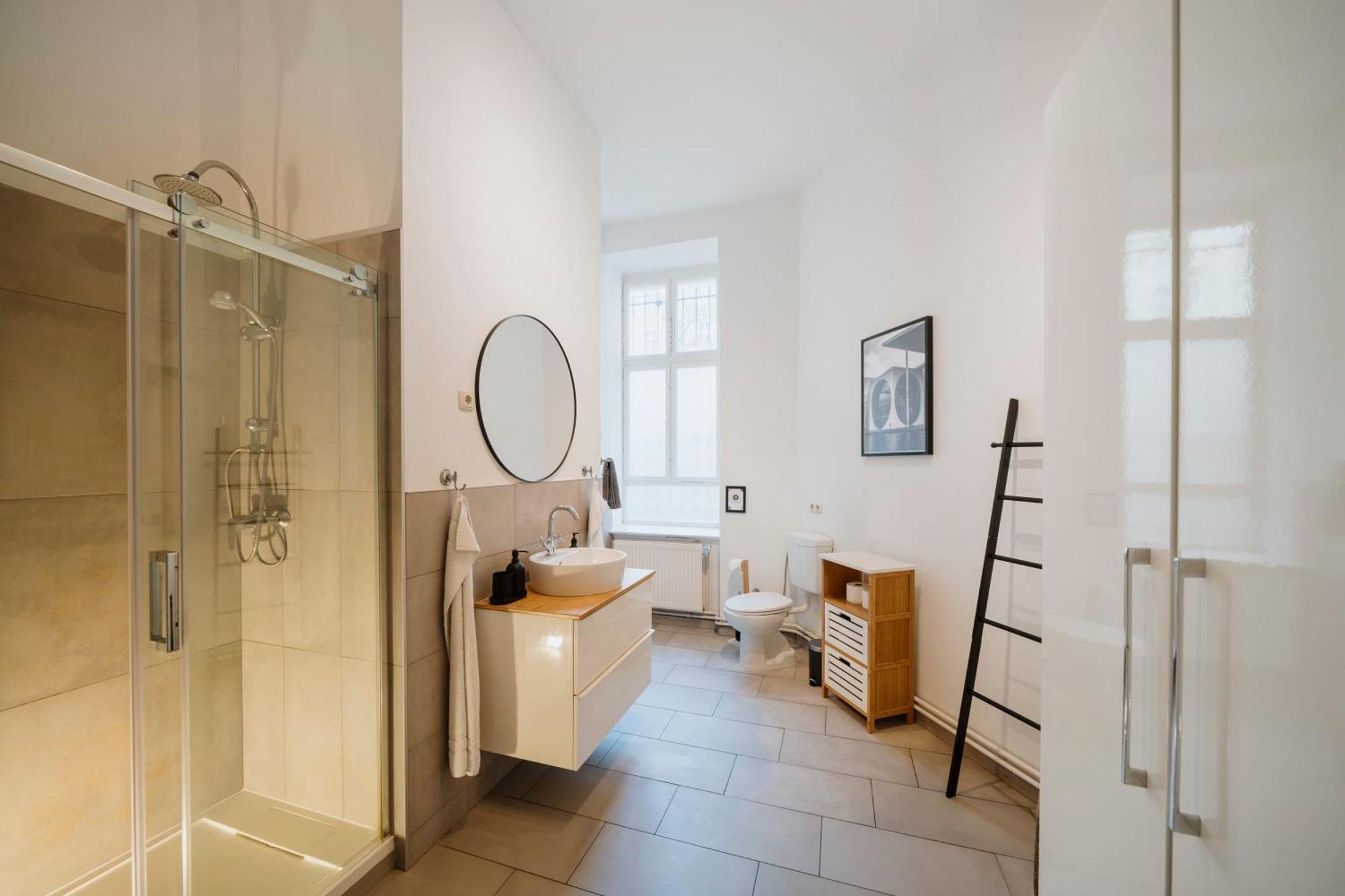 Homely - Luxurious, Spacious, Near Victory Column, River Apartment