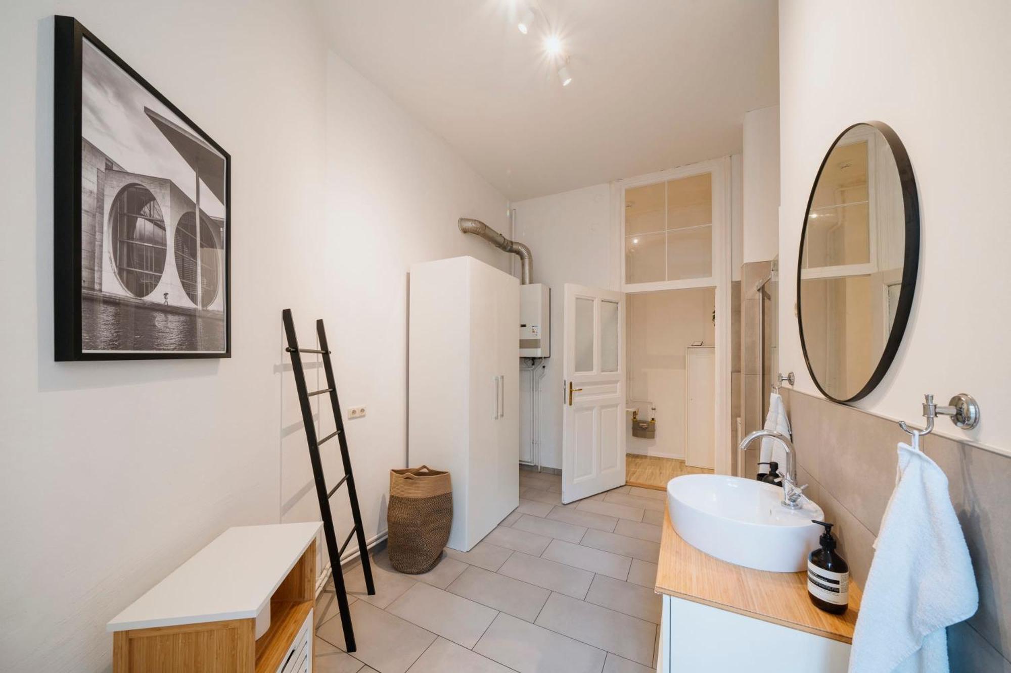 Apartment Homely - Luxurious, Spacious, Near Victory Column, River *