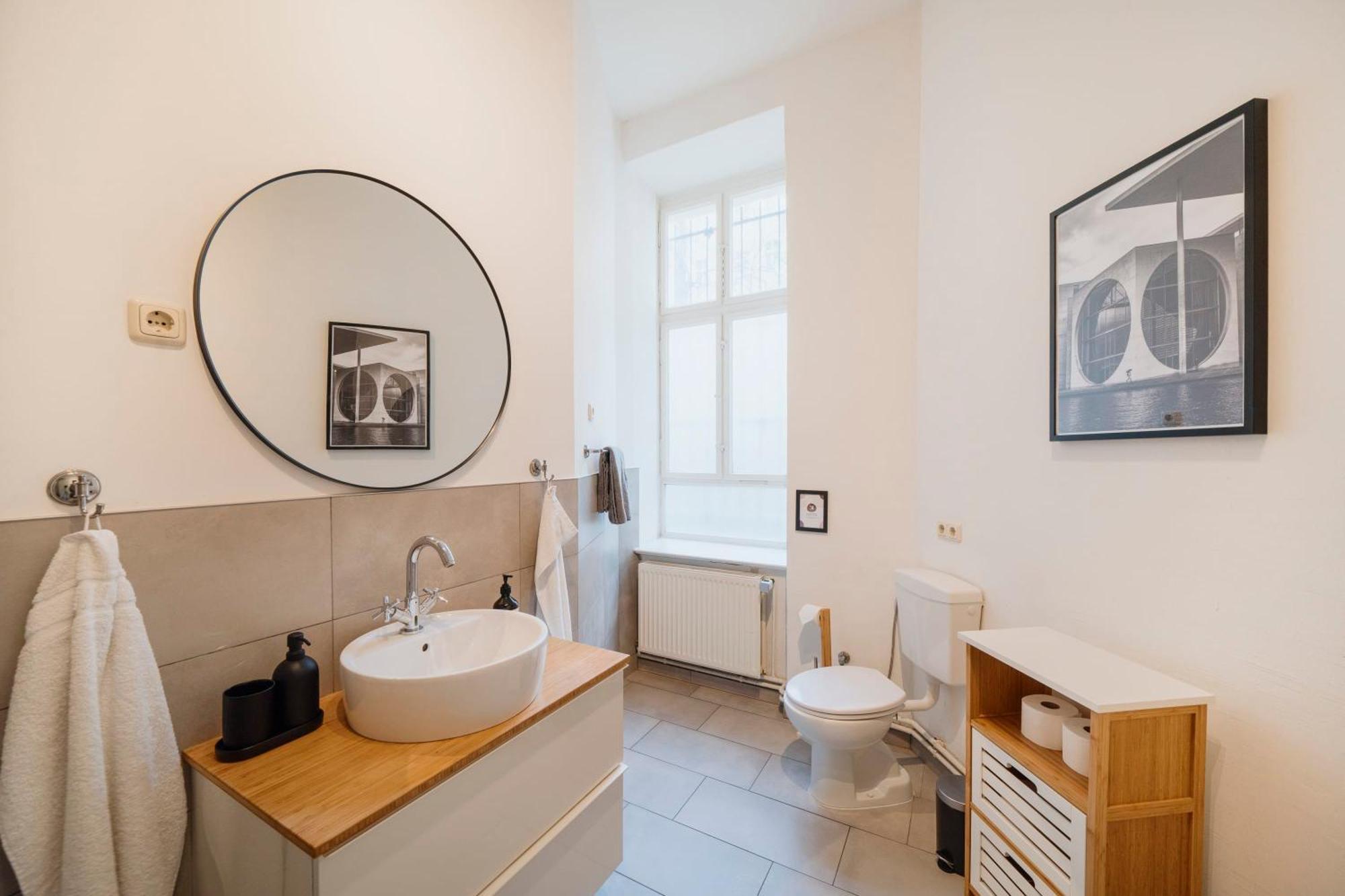 Apartment Homely - Luxurious, Spacious, Near Victory Column, River Berlin