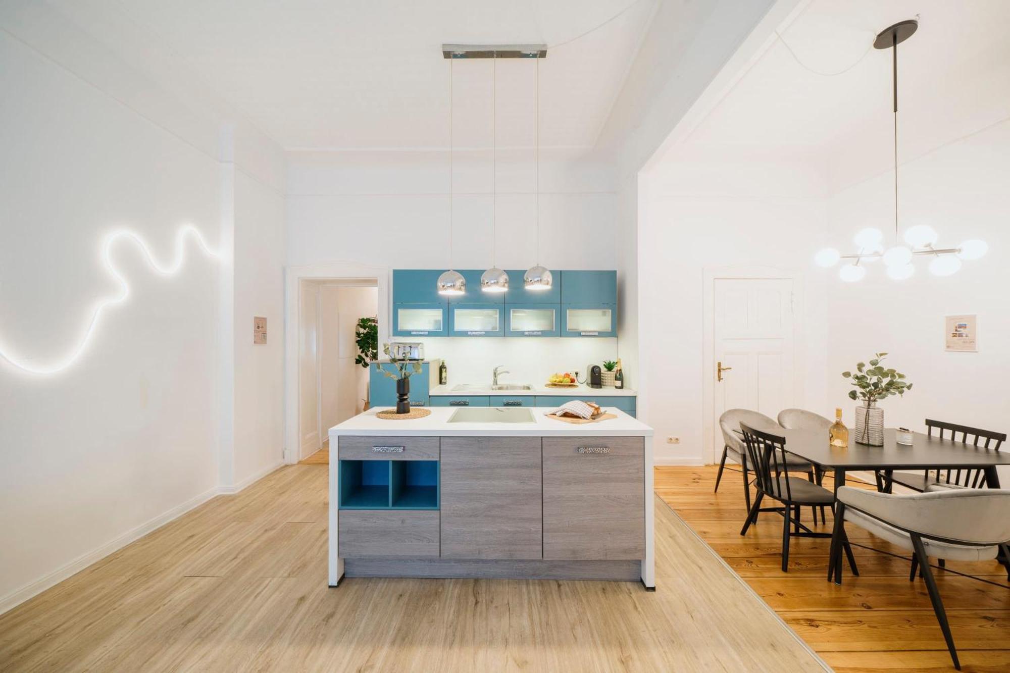 Homely - Luxurious, Spacious, Near Victory Column, River Apartment