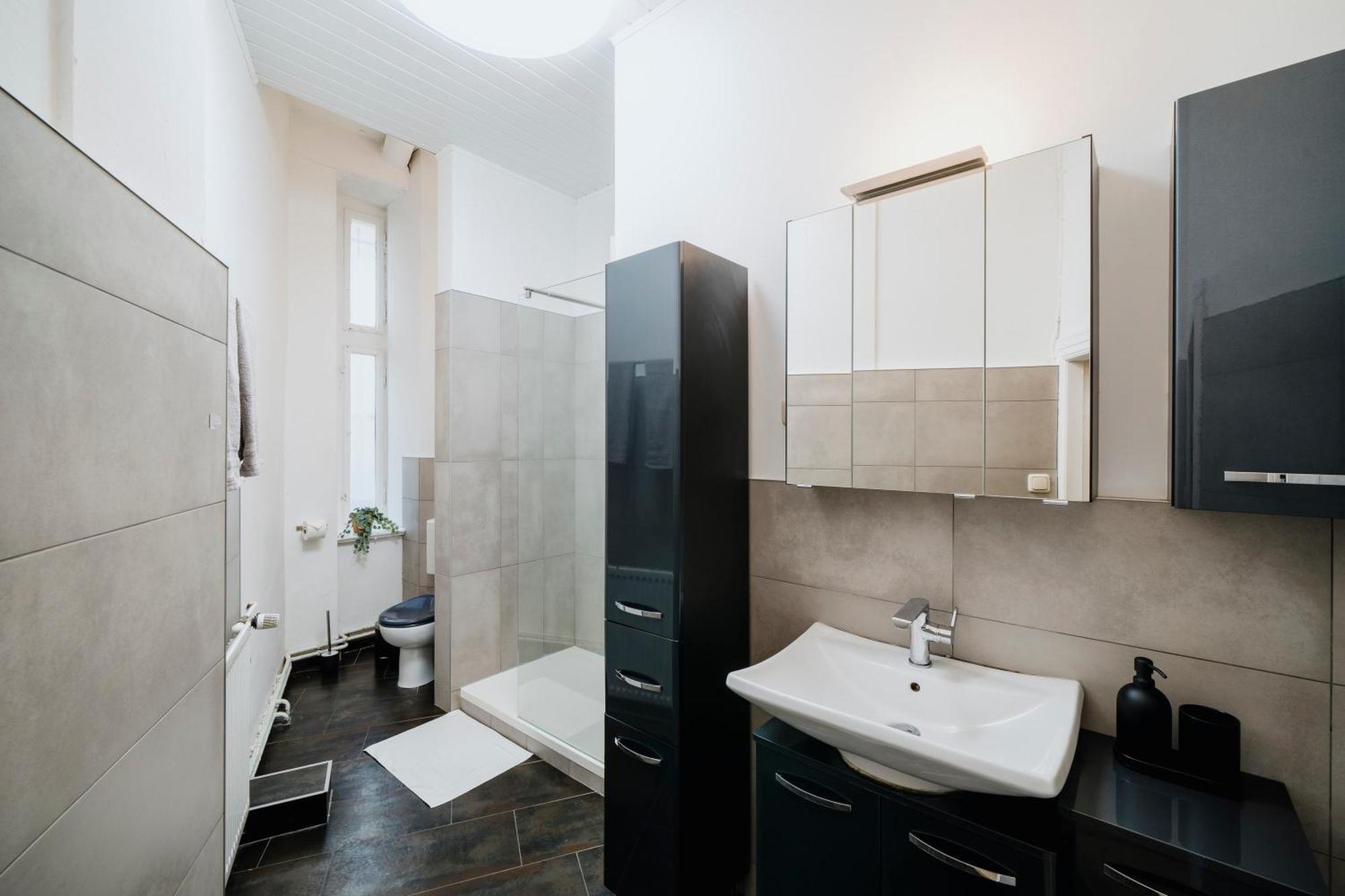 Apartment Homely - Quiet, Large Living Area, Courtyard I Supermarket Berlin