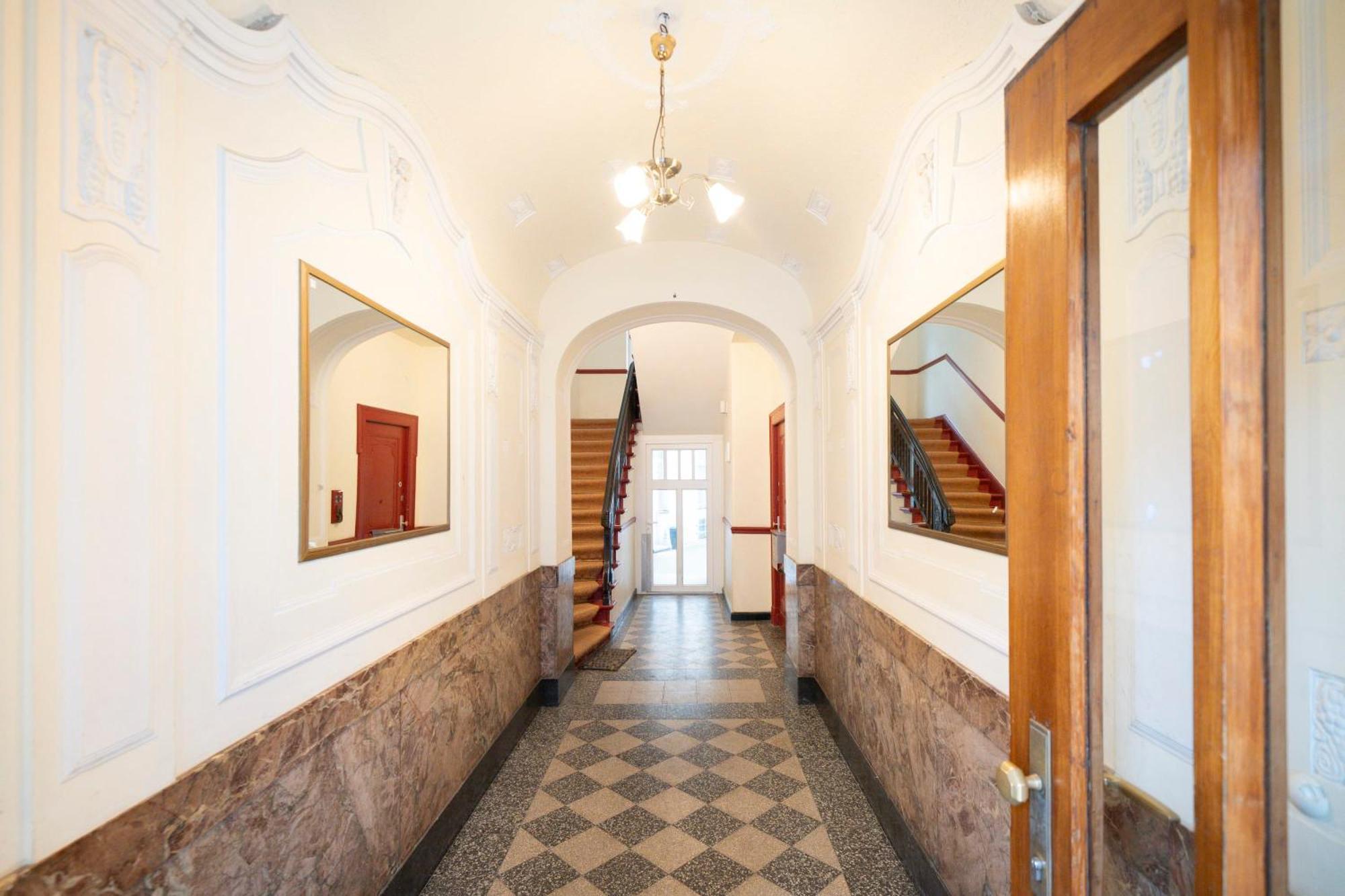 Homely - Luxurious, Spacious, Near Victory Column, River Apartment