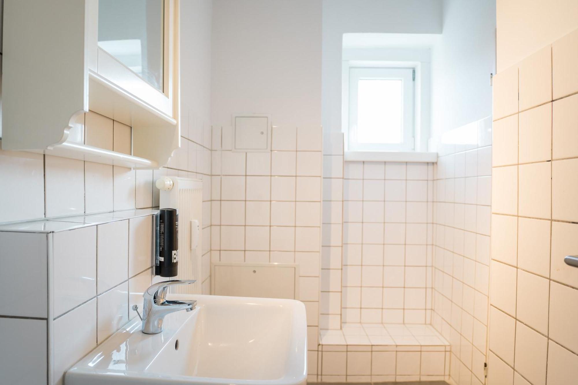 Three Bedroom Big Kitchen Selfcheckin Street Parking Apartment