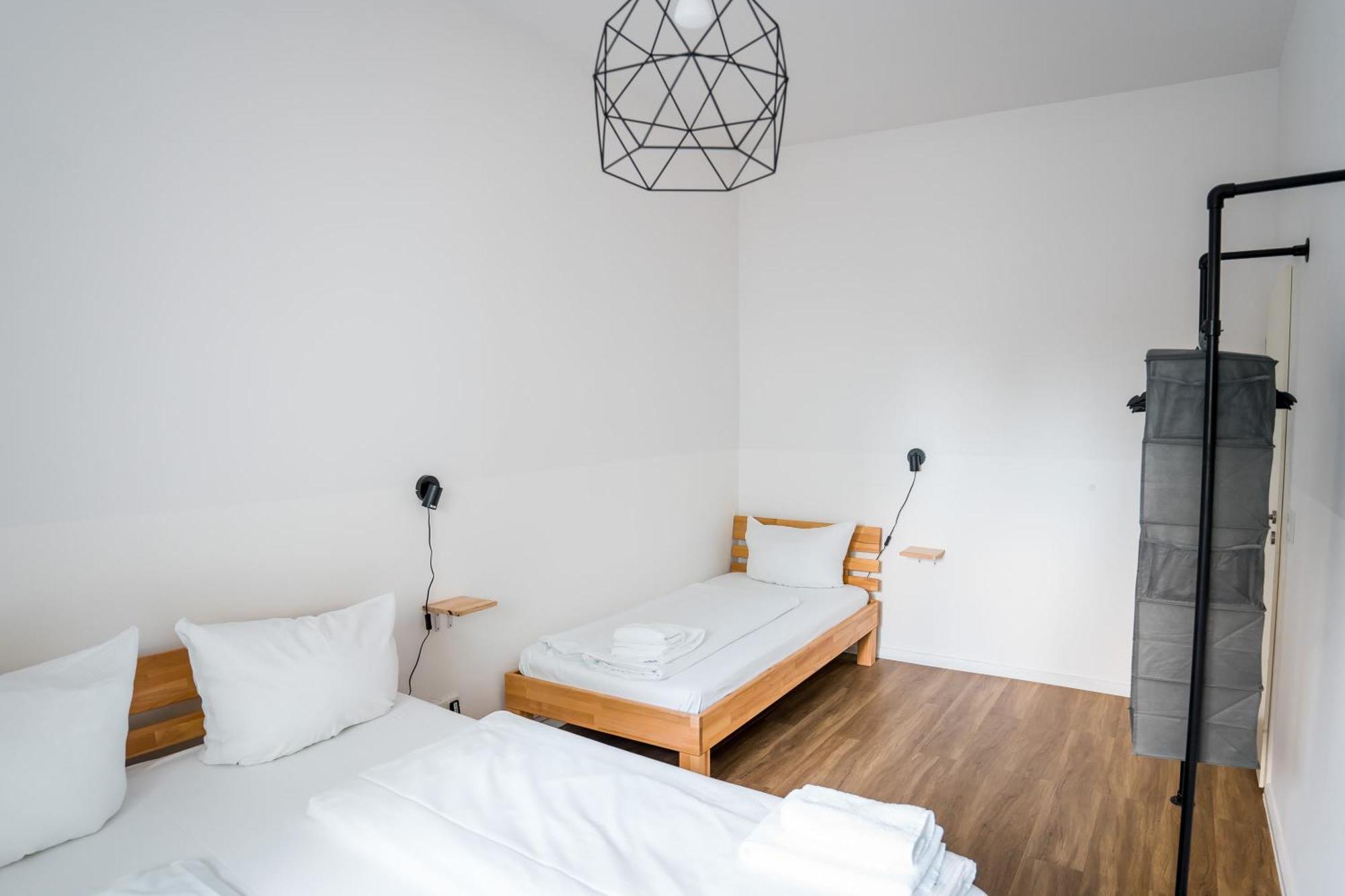 Three Bedroom Big Kitchen Selfcheckin Street Parking Apartment
