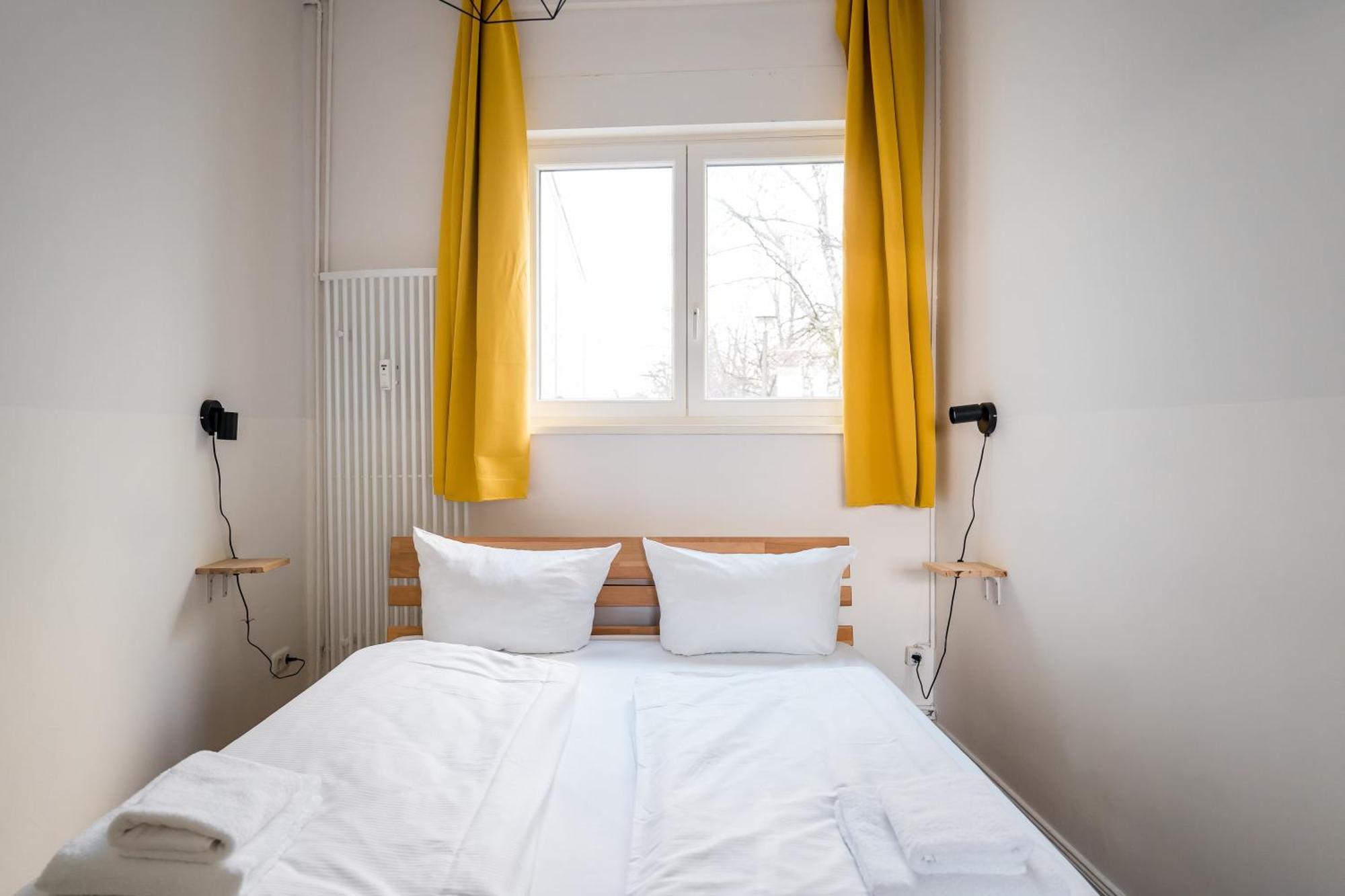 Three Bedroom Big Kitchen Selfcheckin Street Parking Apartment *