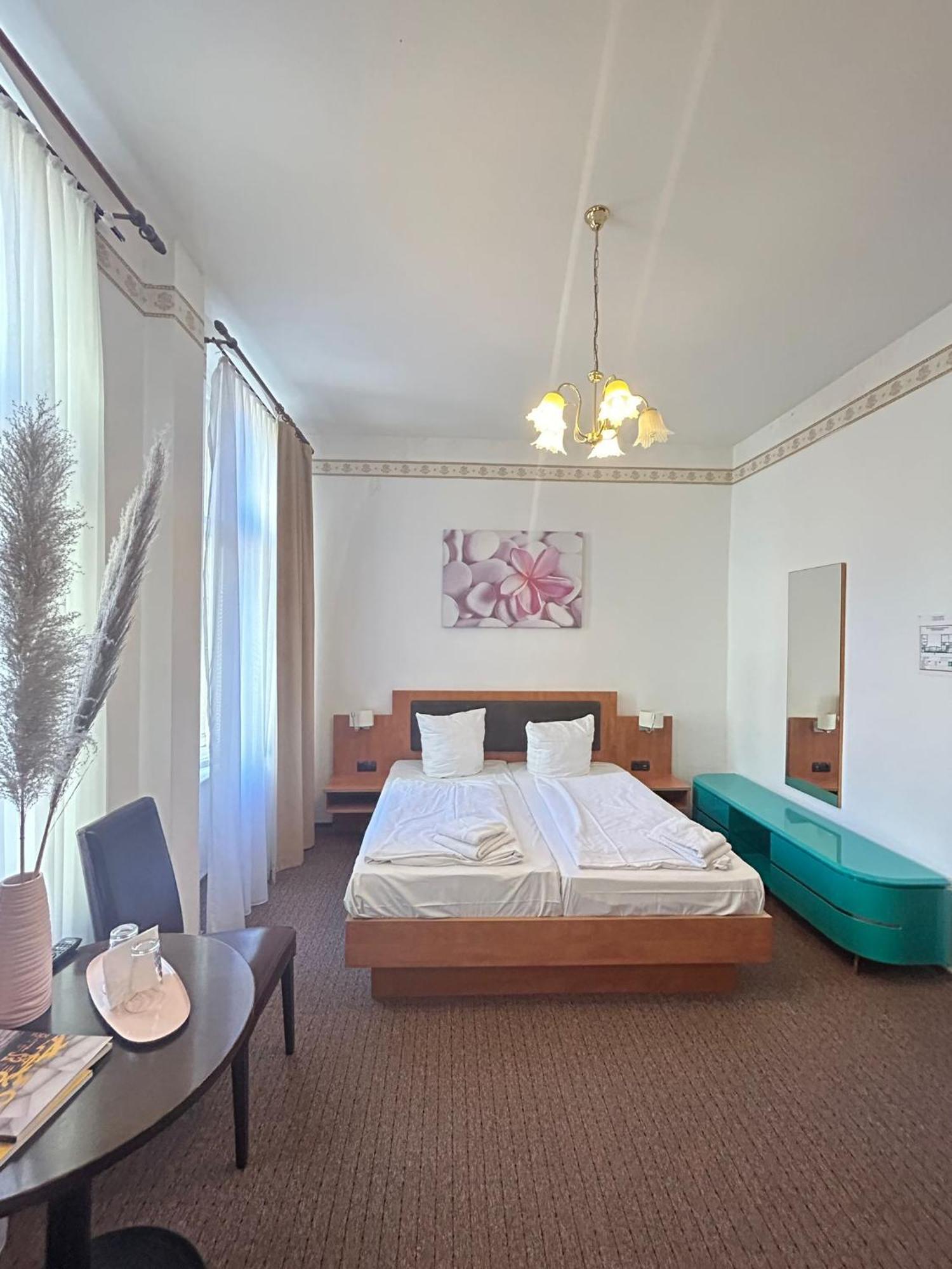 Adam Hotel 2*