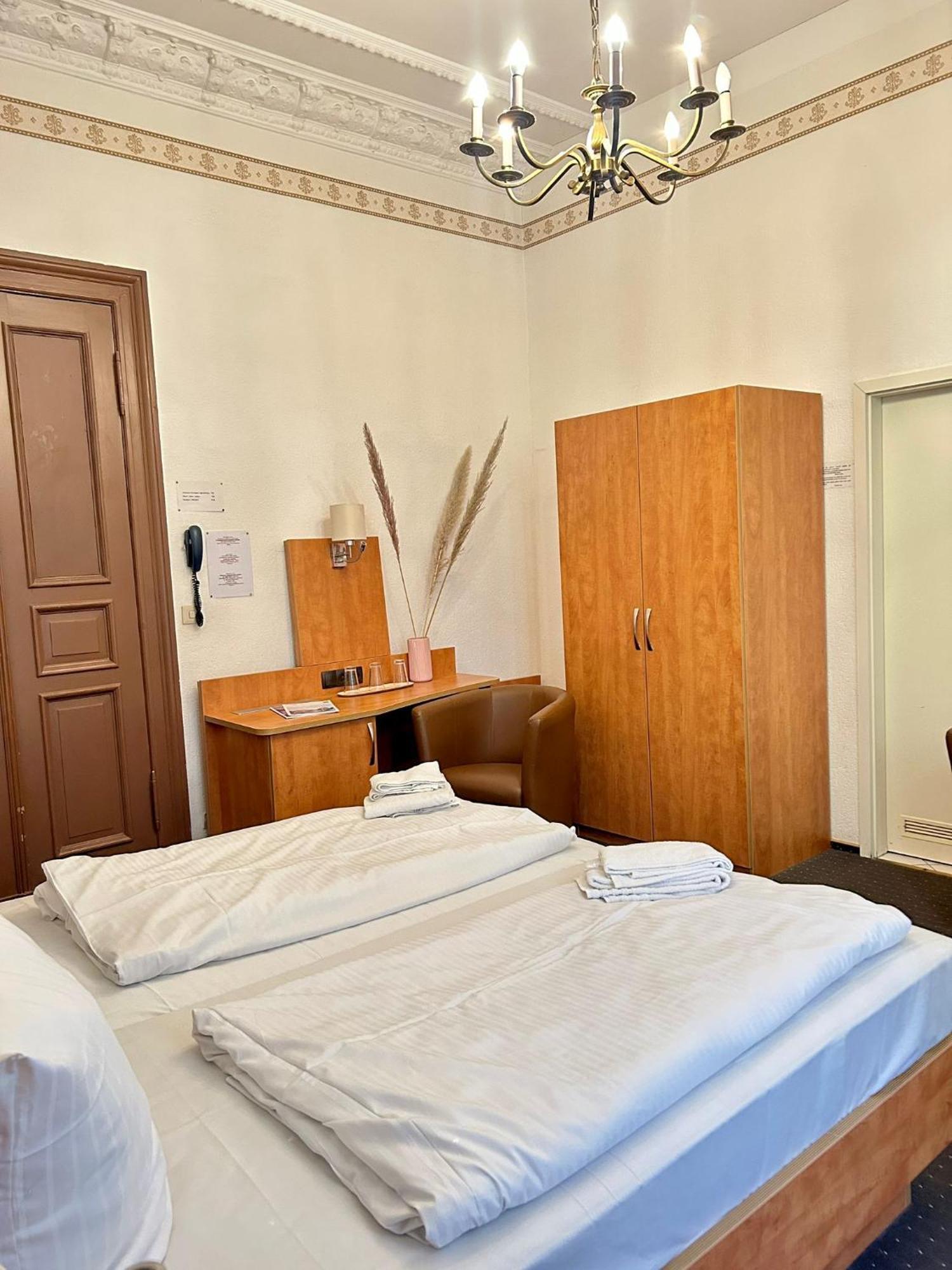 Adam Hotel