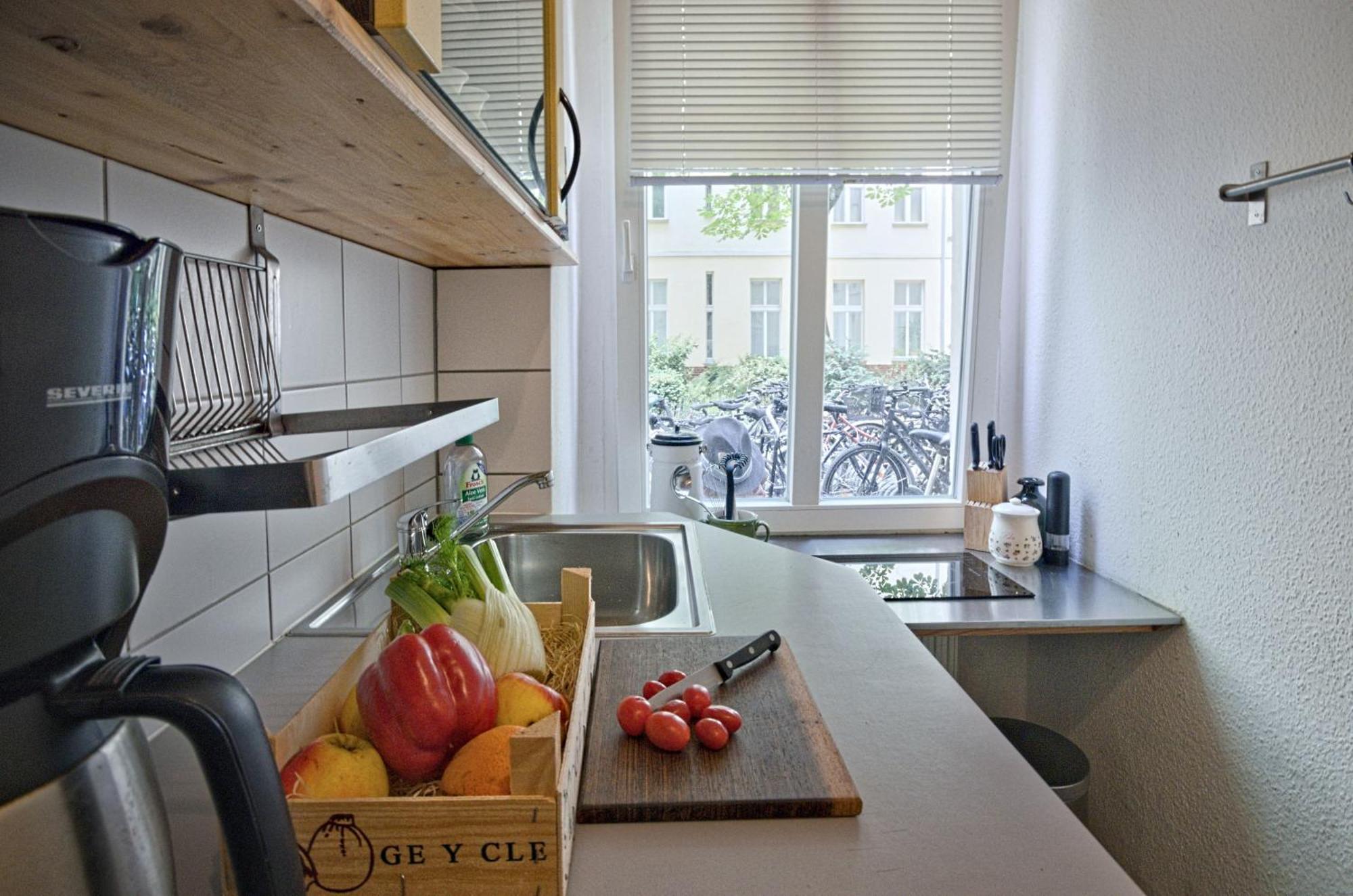 Quiet Courtyard Apartment *