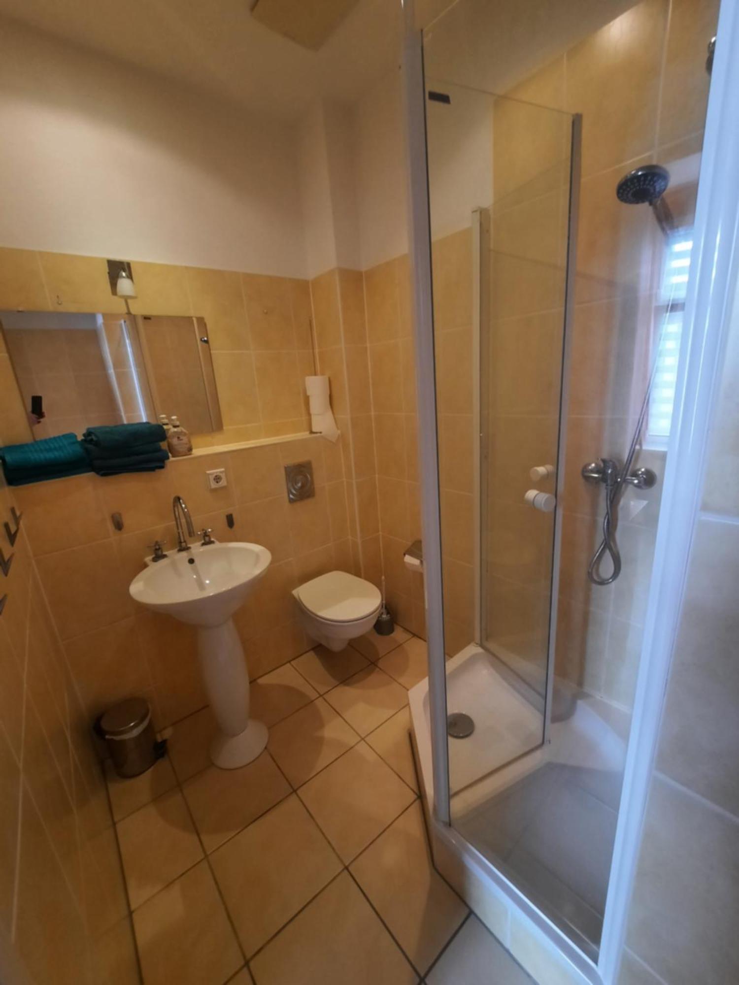 Fewo2-1 Zim Apart-5 Bett-kueche-dusche Wc-parkplatz Berlim