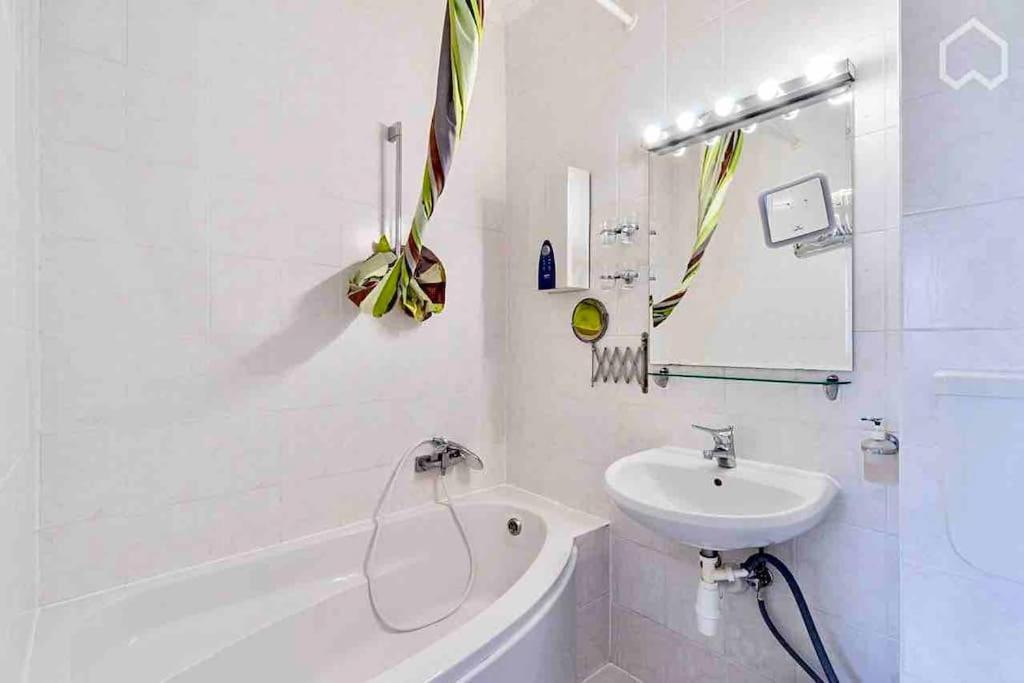 Apartment Modern & Bright +parking @kurfuerstendamm *