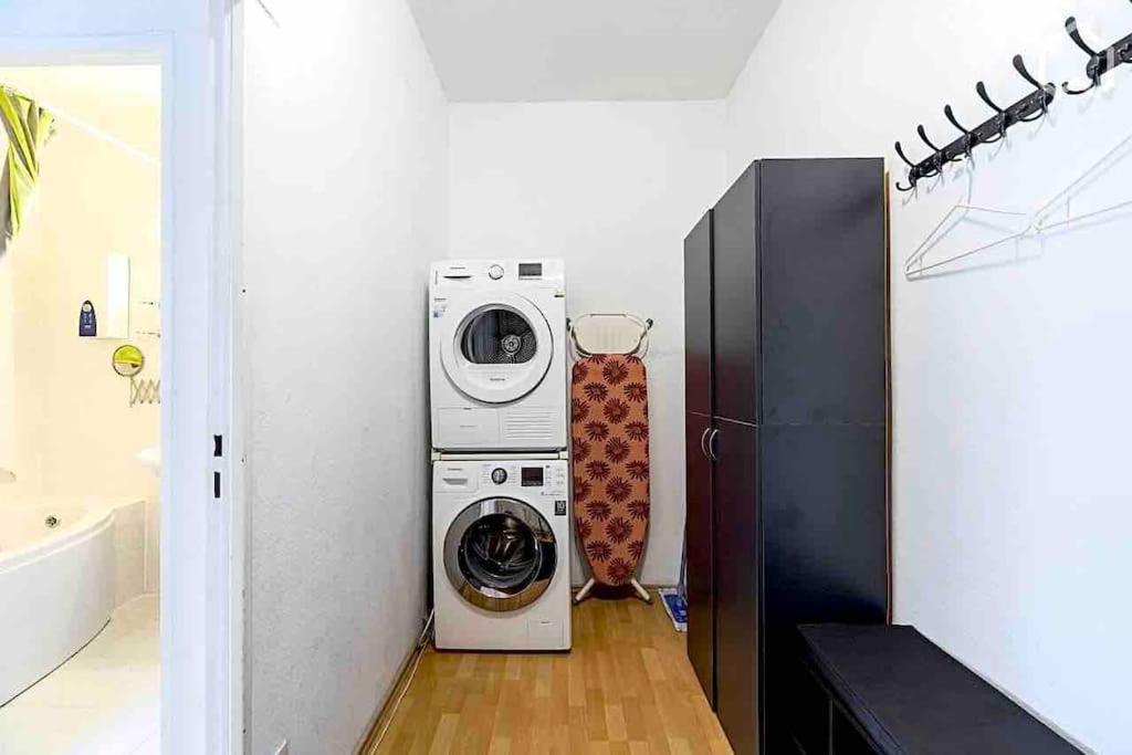 Modern & Bright +parking @kurfuerstendamm Apartment *