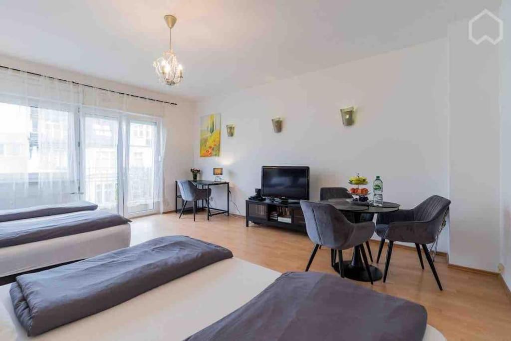 Modern & Bright +parking @kurfuerstendamm Apartment Berlin