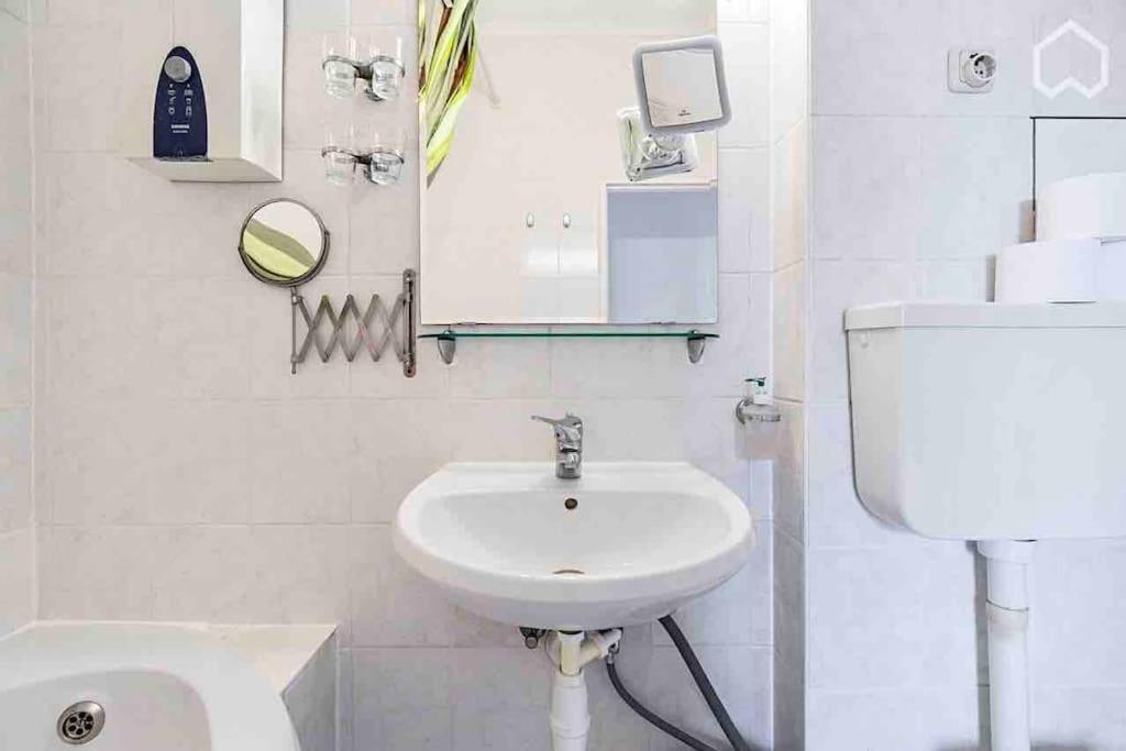 Apartment Modern & Bright +parking @kurfuerstendamm *