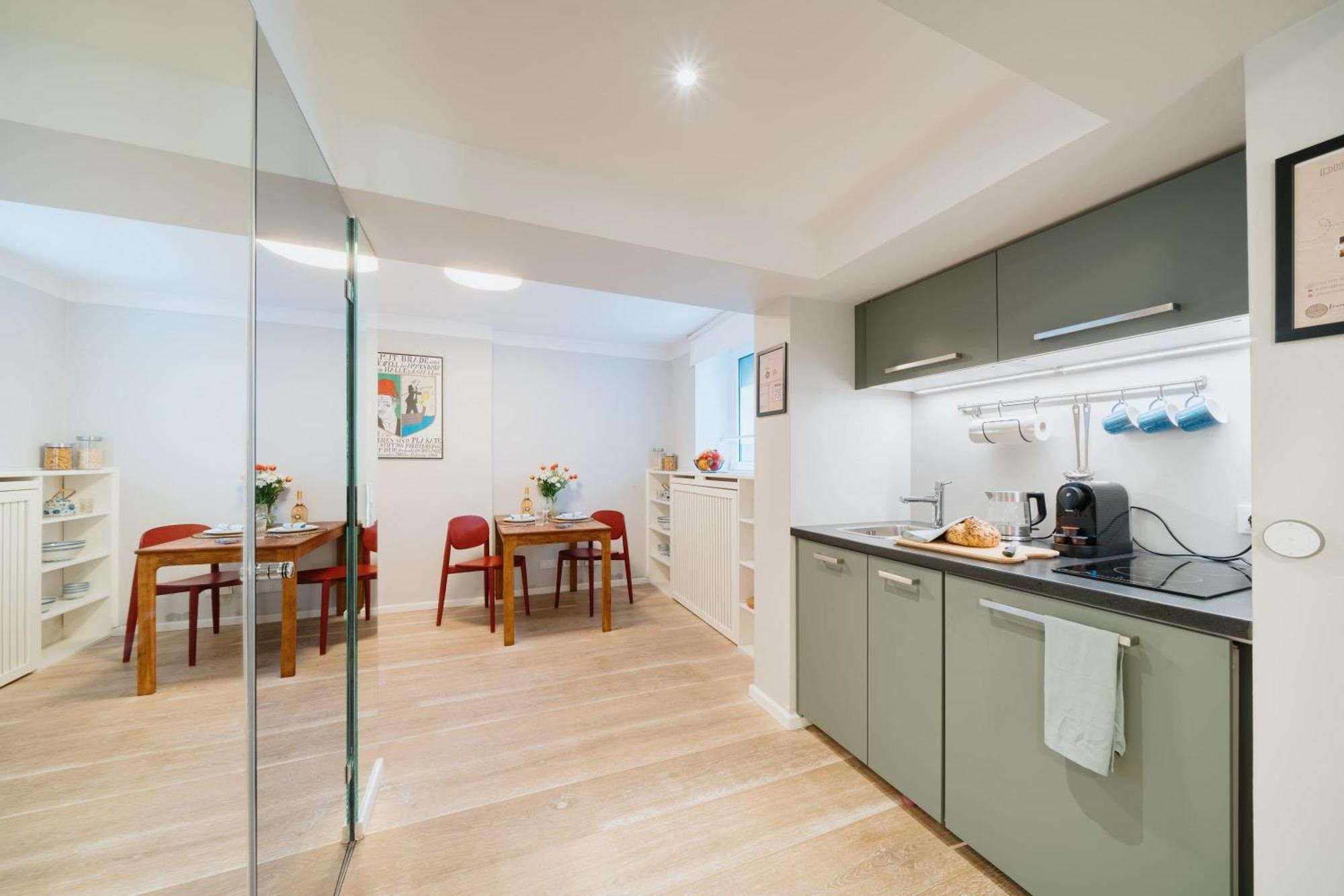 Homely - Cozy Studio, Modern, Near Theater & Kurfuerstendamm Apartment Berlin