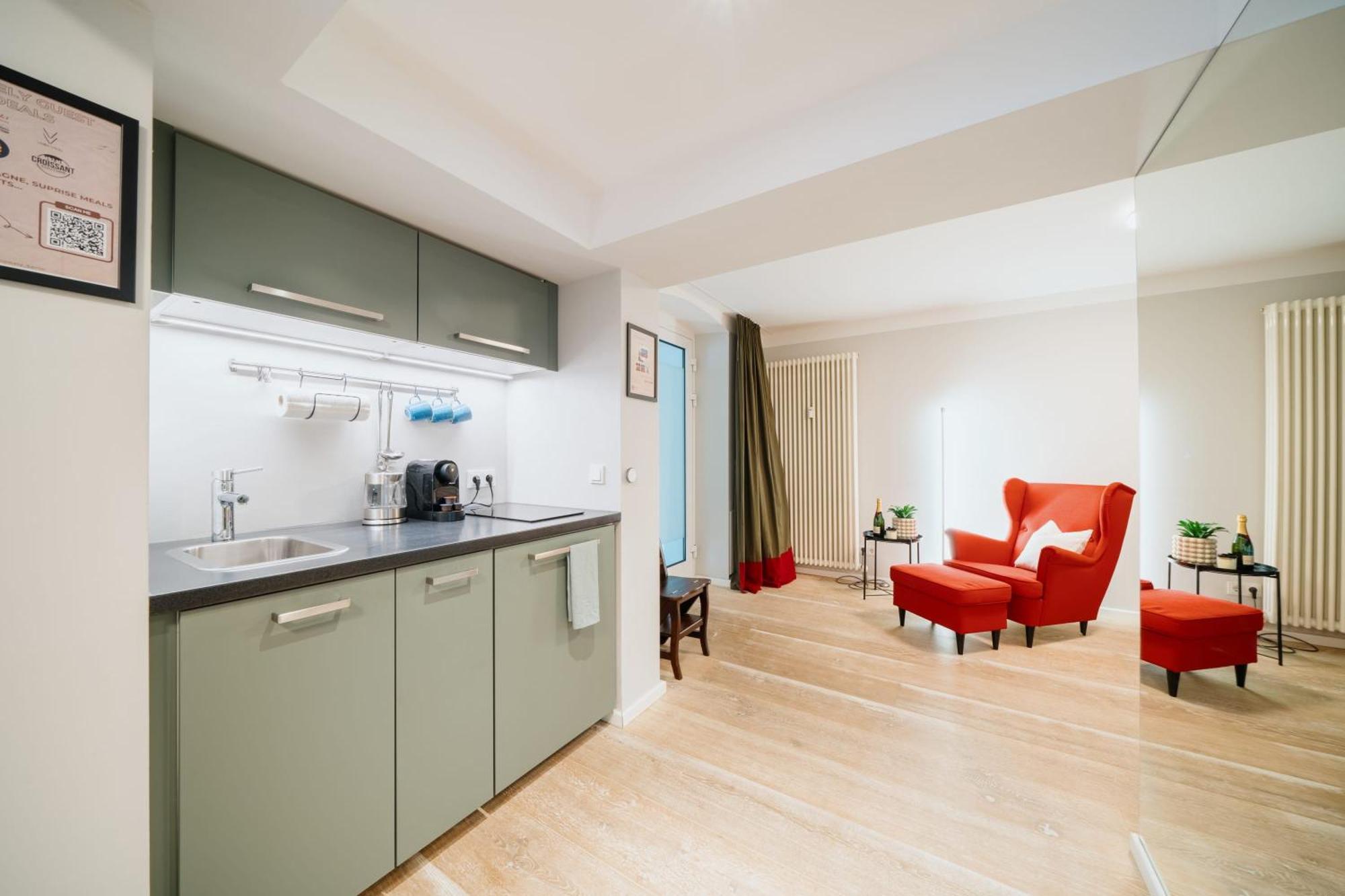 Homely - Cozy Studio, Modern, Near Theater & Kurfuerstendamm Apartment