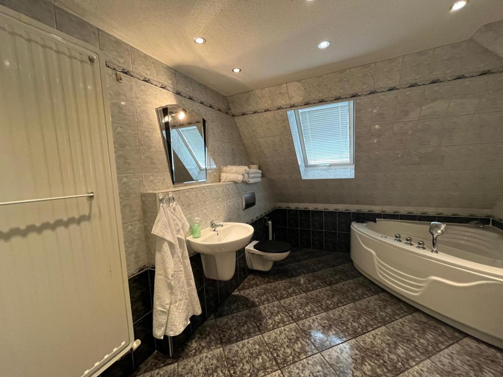 Frundsberg 24-ferienhaus, Zentral Im Herzen Berlins, Pkw-stellplatz Und W-lan Kostenlos Holiday home