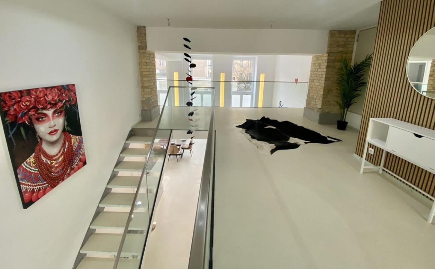 Apartment Loft With Pool Table, Kitchen Island & Gallery *