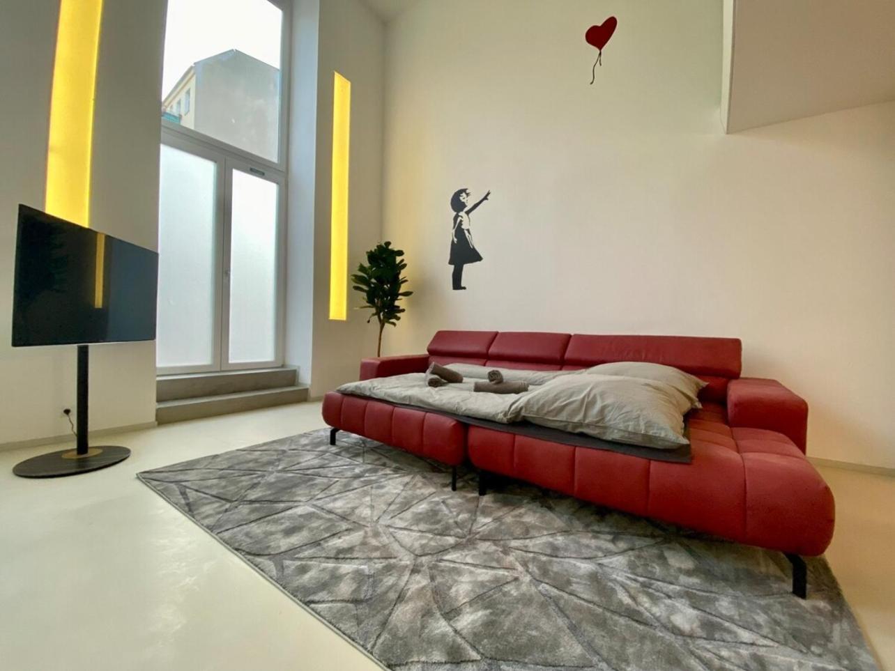 Apartment Loft With Pool Table, Kitchen Island & Gallery Berlin