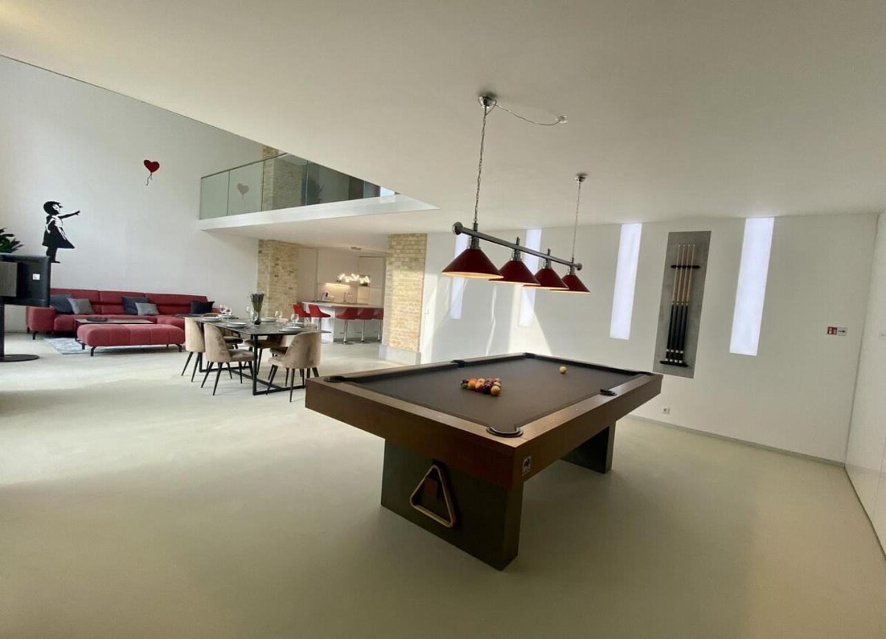 Apartment Loft With Pool Table, Kitchen Island & Gallery *